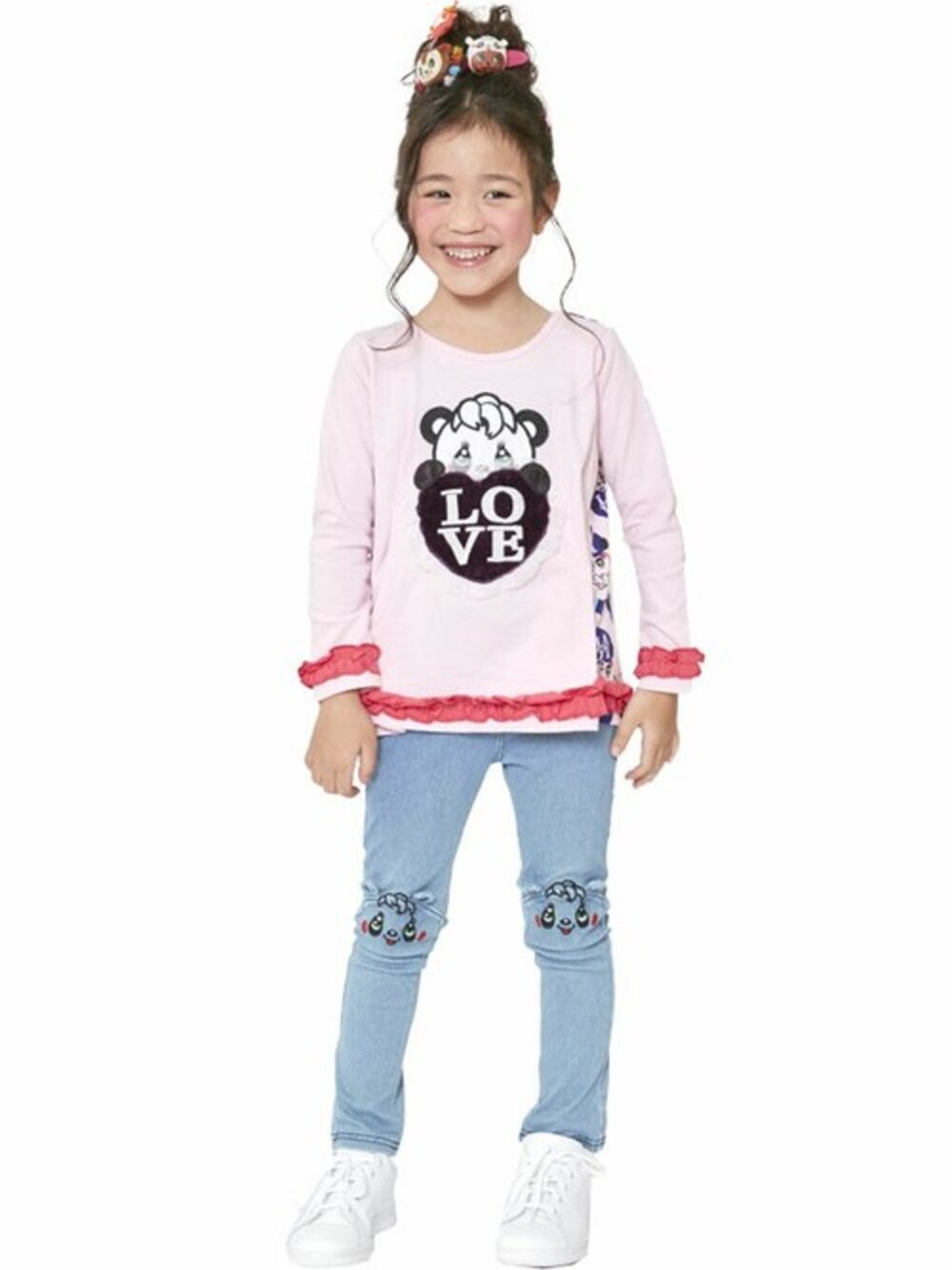 「kids、キッズコーデ、ハート、スキニーデニム、フリルトップス、ガーリーカジュアル、ピンクトップス、stories、grandground、ストーリーズ」｜「GrandGroundのLOVEハートロングTシャツ（Tシャツ/カットソー、ピンク系）」を使った、storiesさん（キッズ・110cm）の夏コーディネートの1枚目の写真