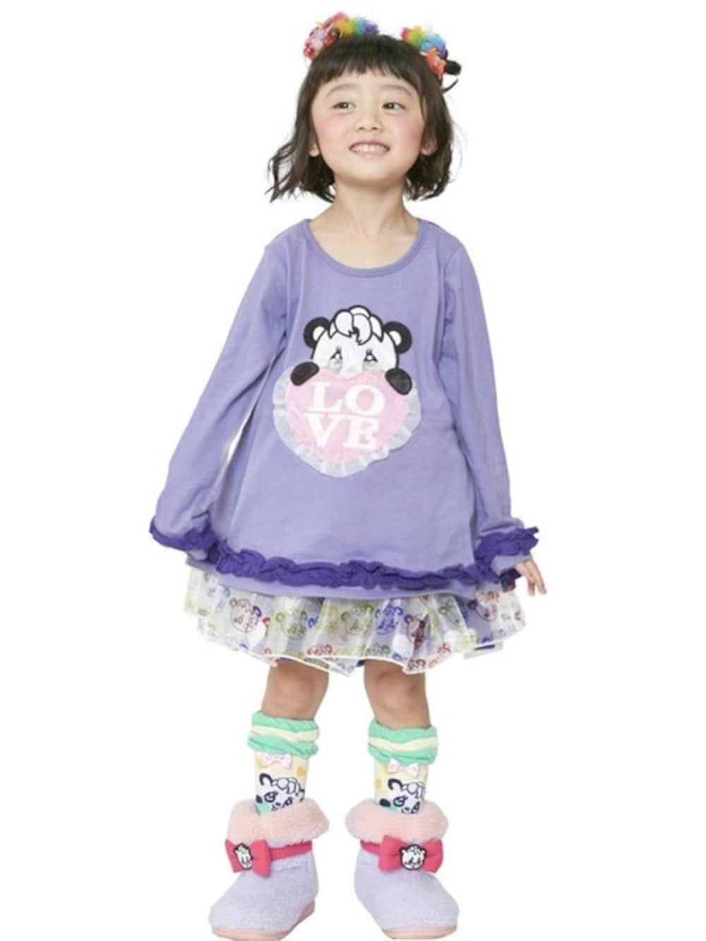 「kids、ムートンブーツ、ボリュームスカート、キッズコーデ、ハート、フリルトップス、パープルコーデ、stories、grandground、ストーリーズ」｜「GrandGroundのLOVEハートロングTシャツ（Tシャツ/カットソー、パープル系）」を使った、storiesさん（キッズ・110cm）の夏コーディネートの1枚目の写真