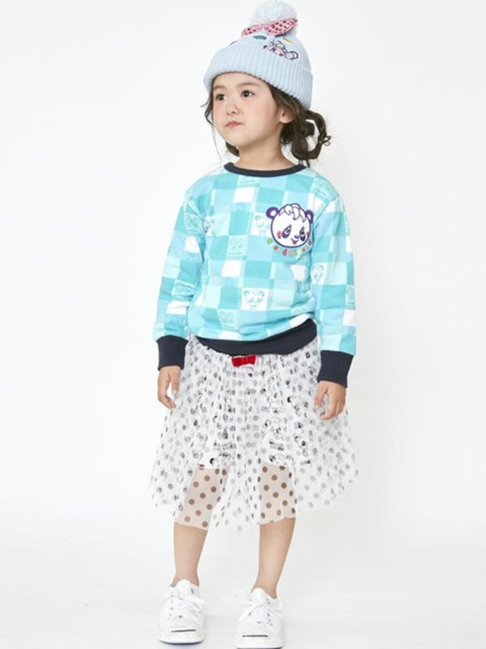 「チェック、ニット帽、kids、チュールスカート、キッズコーデ、ブルー x ホワイト、stories、grandground、トレーナー×スカート、ストーリーズ」｜「GrandGroundのハッピィ～チェックトレーナー（スウェット、ブルー系）」を使った、storiesさん（キッズ・110cm）の夏コーディネートの1枚目の写真