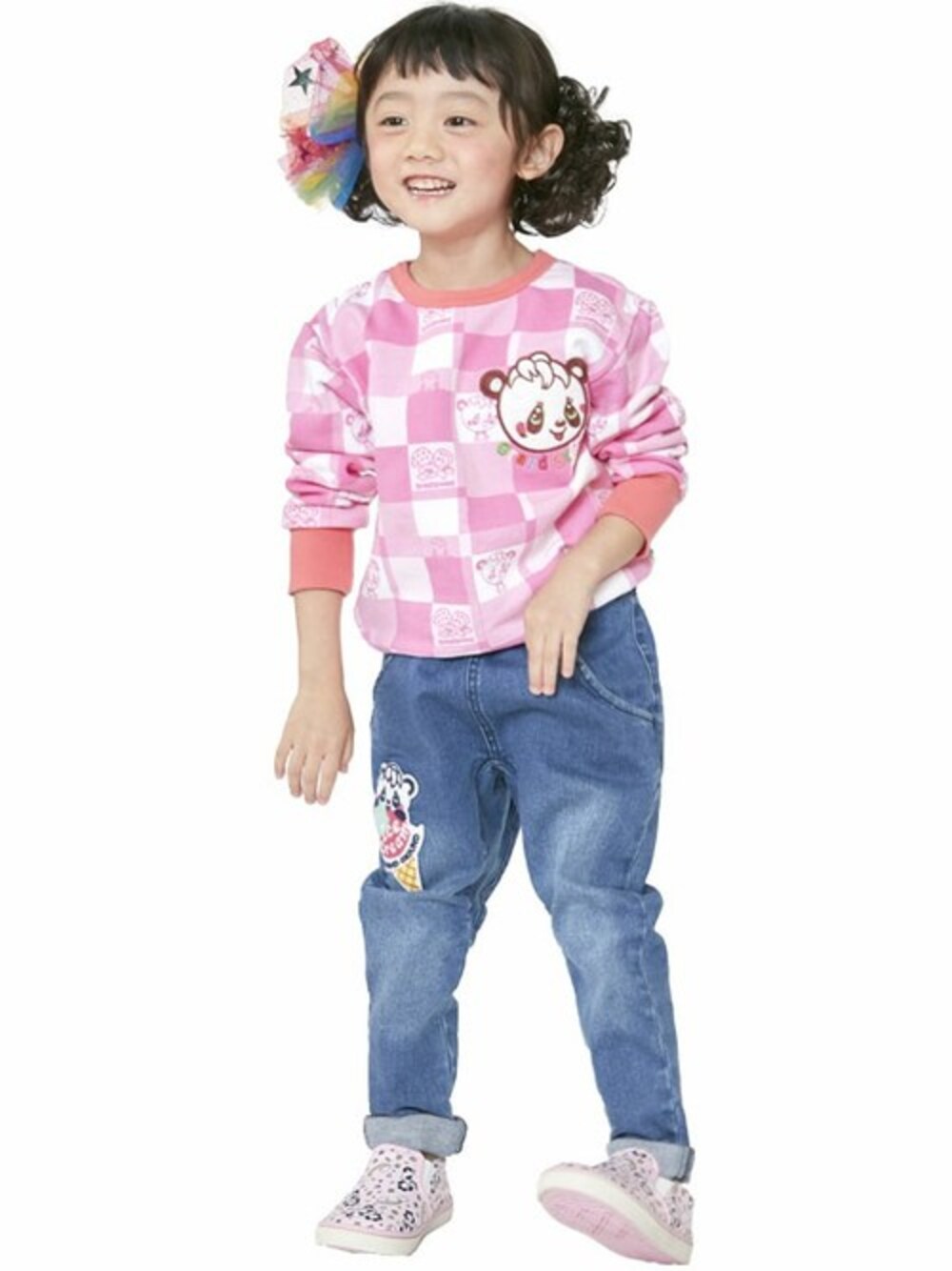 「チェック、kids、スリッポン、キッズコーデ、サルエルデニム、ピンクコーデ、ガーリーカジュアル、stories、grandground、ストーリーズ」｜「GrandGroundのハッピィ～チェックトレーナー（スウェット、ピンク系）」を使った、storiesさん（キッズ・110cm）の夏コーディネートの1枚目の写真