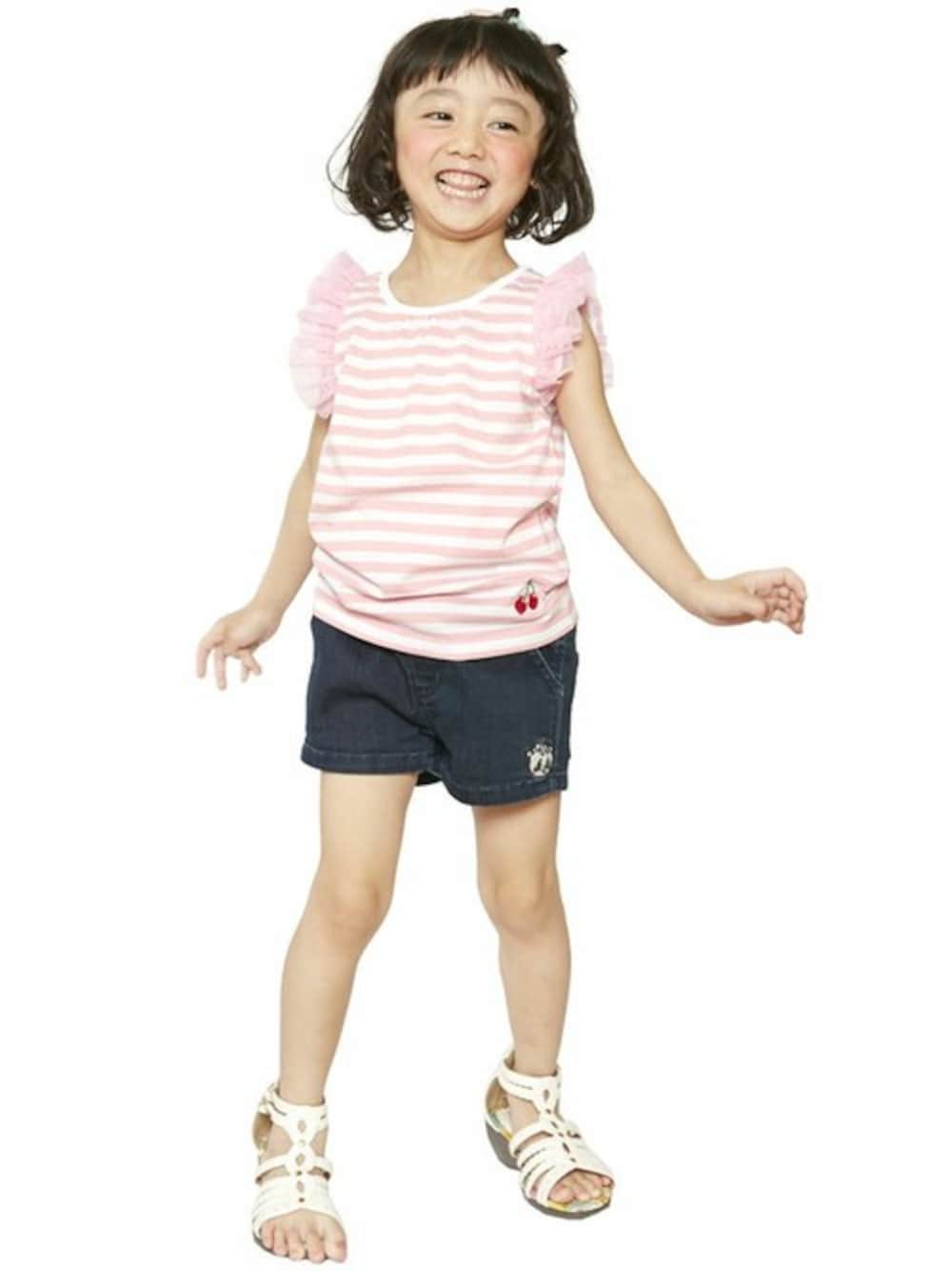 「ピンク、kids、キッズコーデ、ボーダートップス、デニムショートパンツ、さくらんぼ、袖フリル、ガーリーカジュアル、stories、ストーリーズ」｜「STORIESのボーダーガールズタンクトップ（タンクトップ、ピンク系）」を使った、storiesさん（キッズ・110cm）の秋コーディネートの1枚目の写真