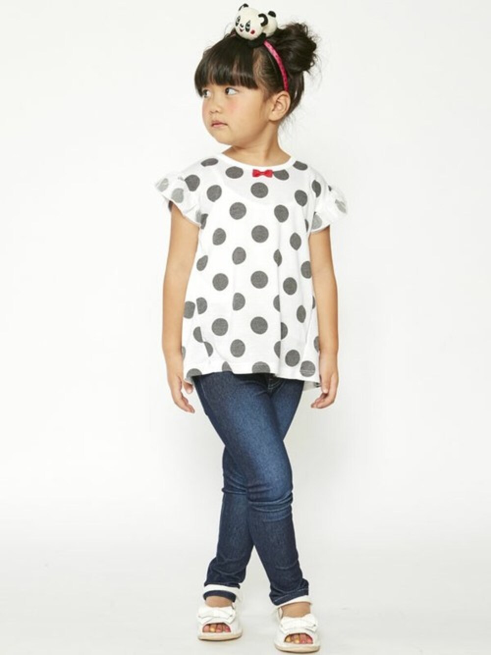 「シンプル、ドット、kids、デニムパンツ、キッズコーデ、レギパン、袖フリル、ガーリーカジュアル、stories、ストーリーズ」｜「STORIESのガールズドットTシャツ（Tシャツ/カットソー、ブラック系）」を使った、storiesさん（キッズ・110cm）の秋コーディネートの1枚目の写真