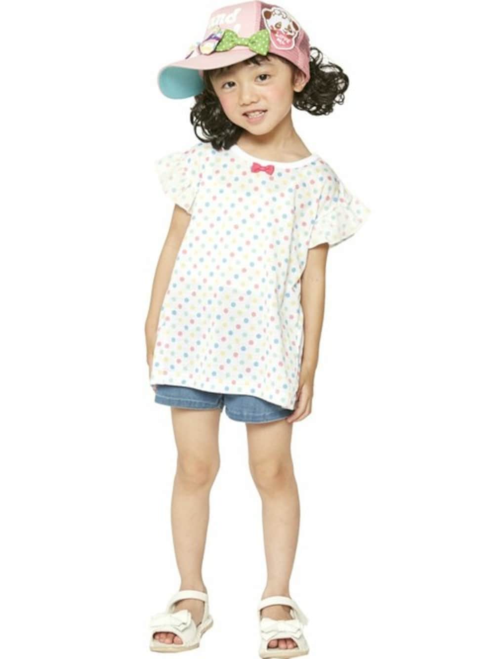 「シンプル、ドット、kids、キッズコーデ、デニムショートパンツ、白×デニム、ガーリーカジュアル、stories、リボンキャップ、ストーリーズ」｜「GrandGroundのパステルスイーツcap（キャップ、ピンク系）」を使った、storiesさん（キッズ・110cm）の秋コーディネートの1枚目の写真