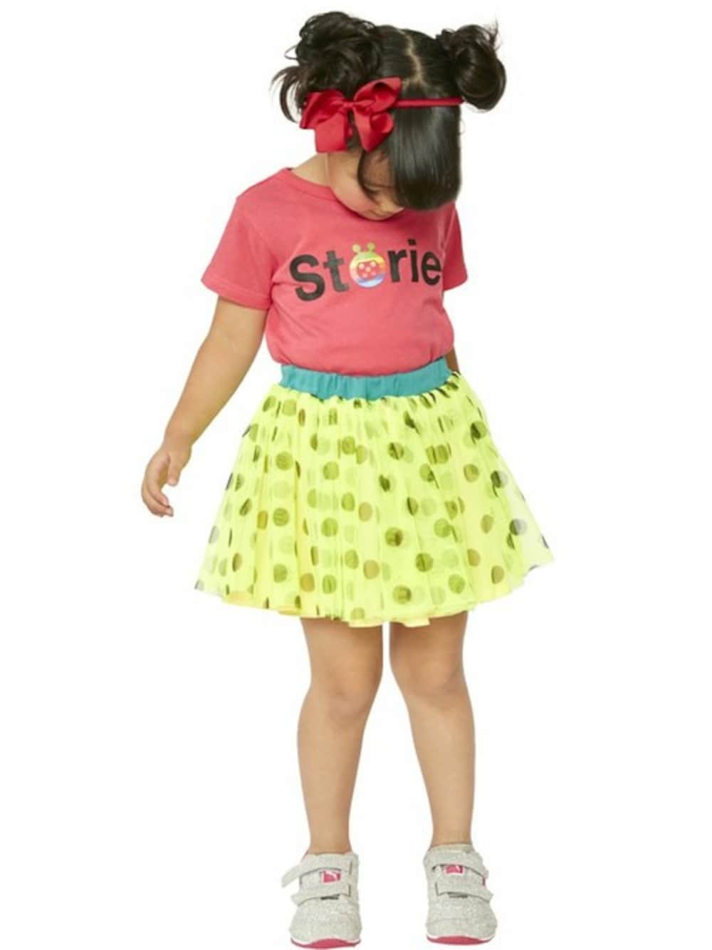 「ロゴT、ピンク、kids、ポップ、キッズコーデ、派手、ネオンイエロー、ドットスカート、stories、ストーリーズ」｜「STORIESのてんとうむしロゴTシャツ（Tシャツ/カットソー、ピンク系）」を使った、storiesさん（キッズ・110cm）の秋コーディネートの1枚目の写真