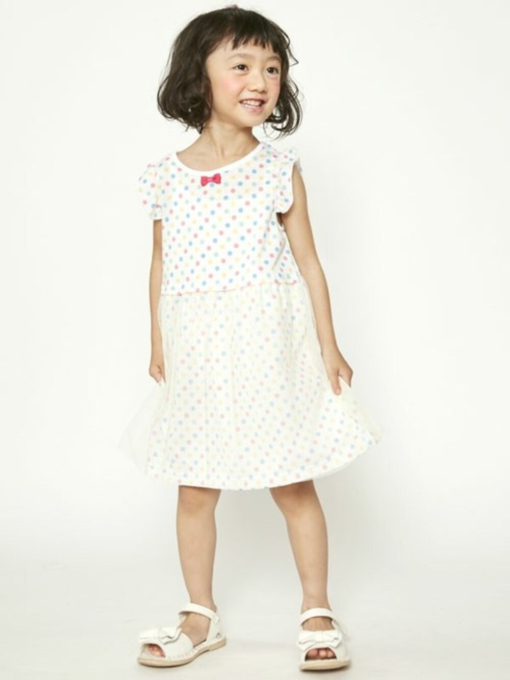 「kids、ガーリー、ドット柄、キッズコーデ、白ワンピース、袖フリル、カラフルドット、チュールワンピ、stories、ストーリーズ」｜「STORIESのドットワンピース（ワンピース、その他）」を使った、storiesさん（キッズ・110cm）の秋コーディネートの1枚目の写真