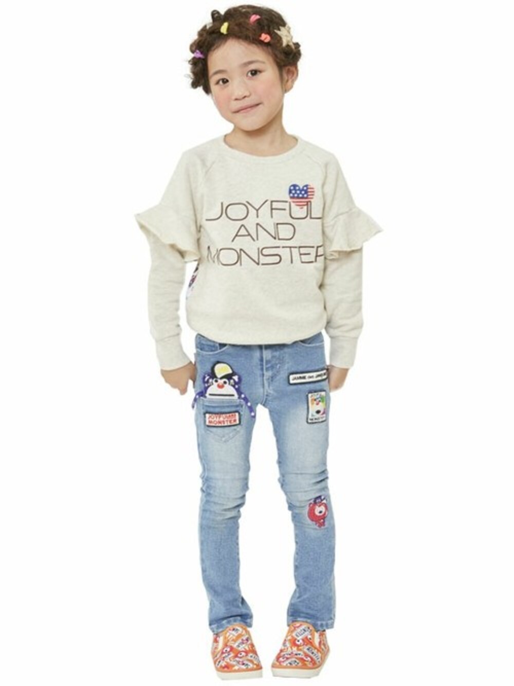 「kids、ロゴスウェット、キッズコーデ、スキニーデニム、ワッペン、大人ガーリー、袖フリル、JAM 、stories、ストーリーズ」｜「JAMのホシゾラノフリルトレーナー（スウェット、ベージュ系）」を使った、storiesさん（キッズ・110cm）の秋コーディネートの1枚目の写真