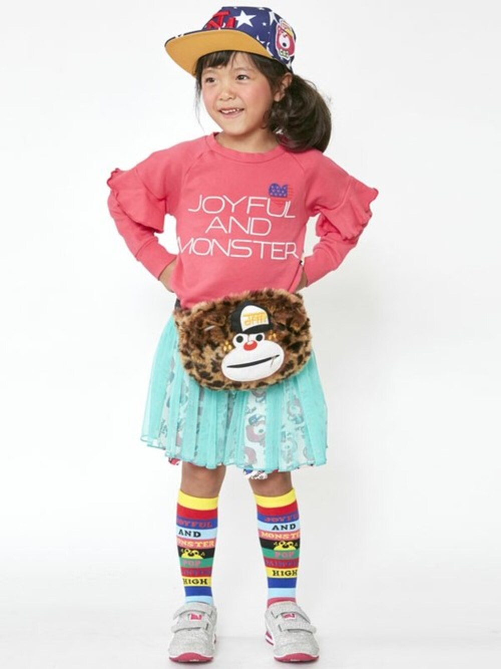 「kids、チュールスカート、ロゴスウェット、レトロ、キッズコーデ、袖フリル、JAM 、キャップ女子、stories、ストーリーズ」｜「JAMのホシゾラノフリルトレーナー（スウェット、ピンク系）」を使った、storiesさん（キッズ・110cm）の秋コーディネートの1枚目の写真