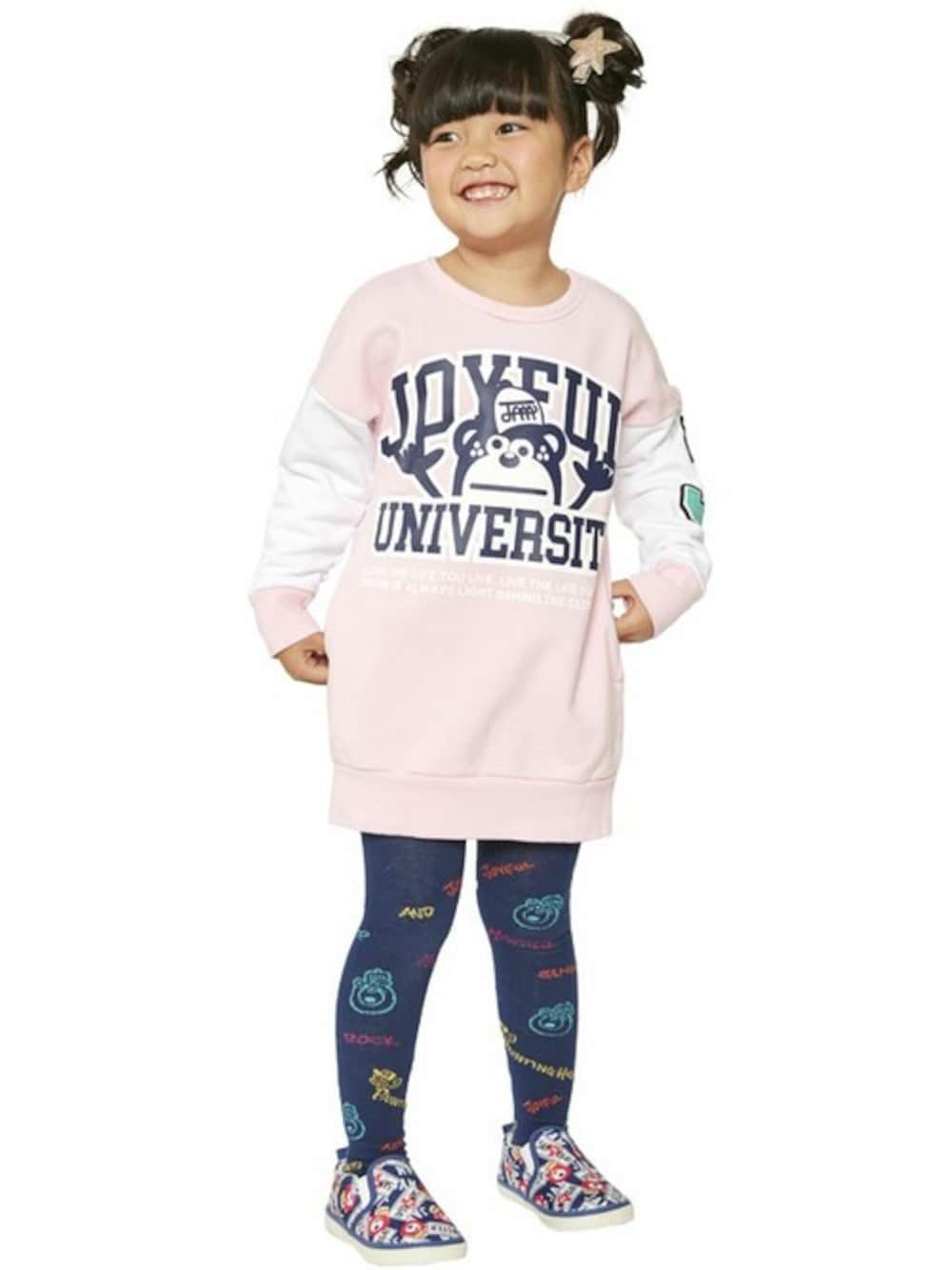 「ビッグシルエット、ストリート、kids、キッズコーデ、ワンピ風、JAM 、stories、ロングトレーナー、タイツコーデ、ストーリーズ」｜「JAMのジョイフルユニバーシティロングトレーナー（スウェット、ピンク系）」を使った、storiesさん（キッズ・110cm）の秋コーディネートの1枚目の写真