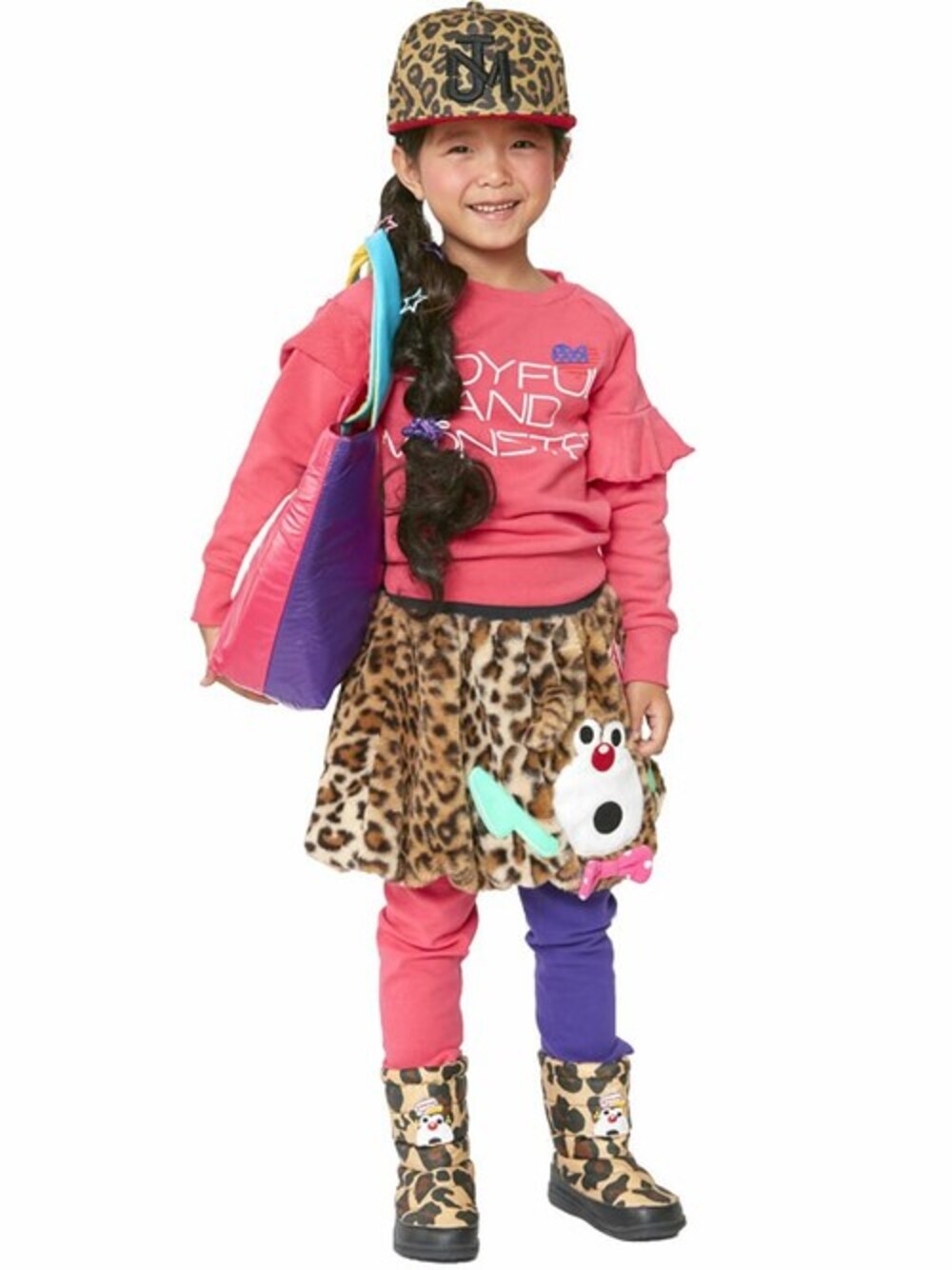「kids、ひょう柄、キッズコーデ、スノーブーツ、派手、スカッツ、JAM 、ピンク×パープル、stories、ストーリーズ」｜「JAMのホシゾラノフリルトレーナー（スウェット、ピンク系）」を使った、storiesさん（キッズ・110cm）の秋コーディネートの1枚目の写真