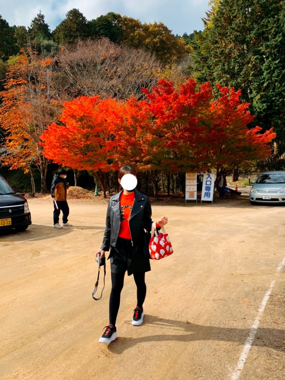 ブラック系のライダースジャケット、オレンジ系のスウェット、ブラック系のその他パンツを着用したレディースの冬コーディネートの1枚目の写真