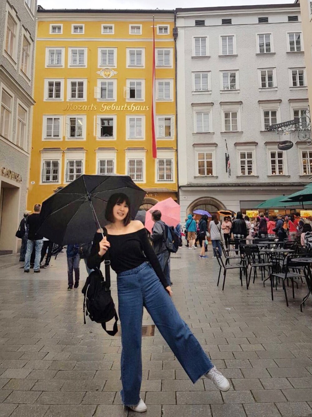 ブラック系のTシャツ/カットソー、ブルー系のデニムパンツ、ホワイト系のスニーカーを着用したレディースの秋コーディネートの1枚目の写真