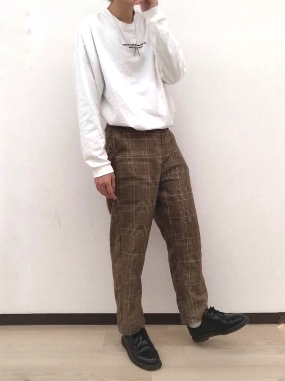 「シンプル、春、おしゃれさんと繋がりたい、いいね、save、フォローお願いします🤑、おうちファッション」｜「kutirのストリートガールロンT（Tシャツ/カットソー、ホワイト系）」を使った、あまうめさん（メンズ・182cm）の春コーディネートの1枚目の写真