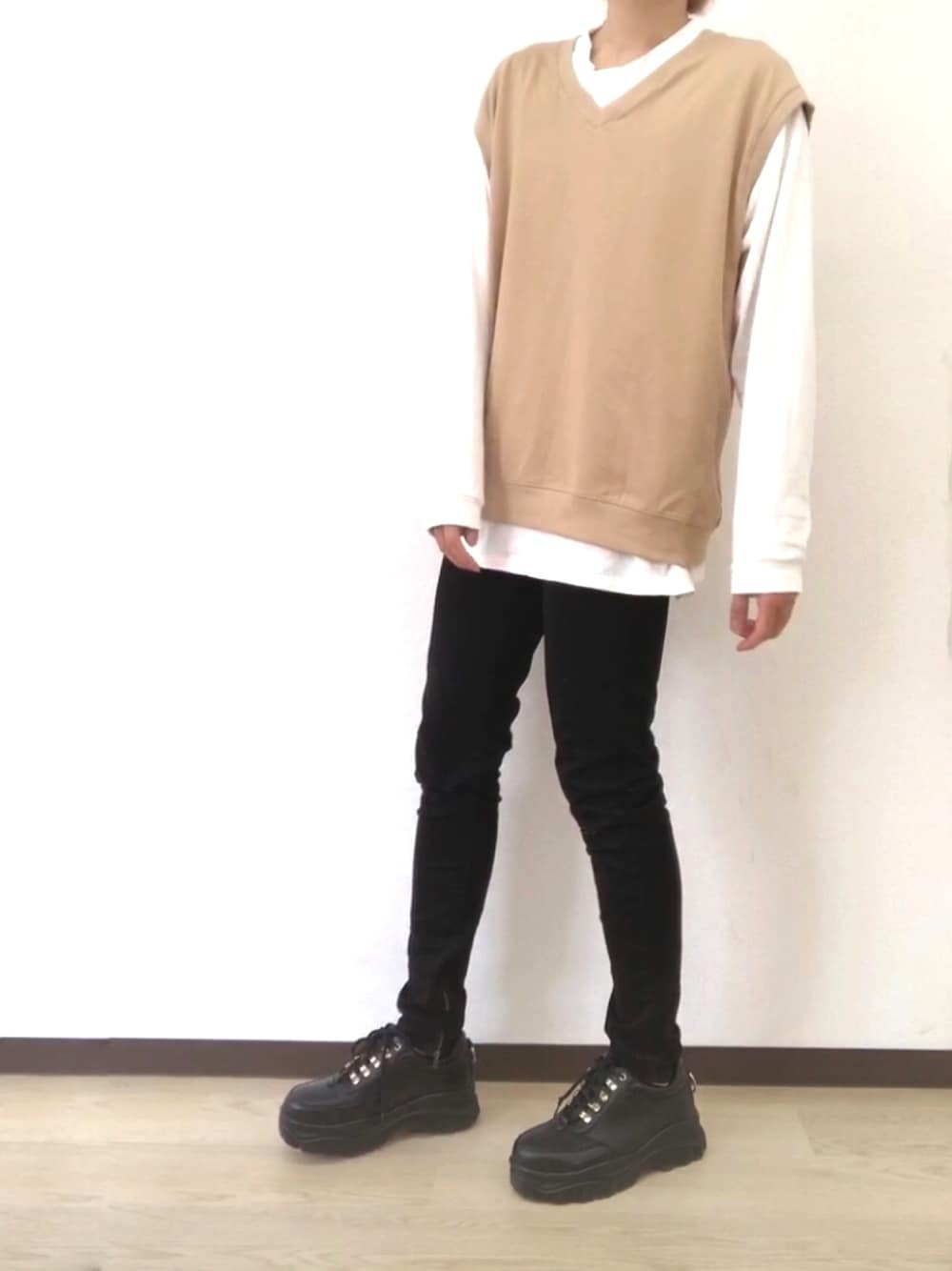 ブラック系のスニーカー、ブラック系のデニムパンツ、ホワイト系のTシャツ/カットソーを着用したメンズの春コーディネートの1枚目の写真
