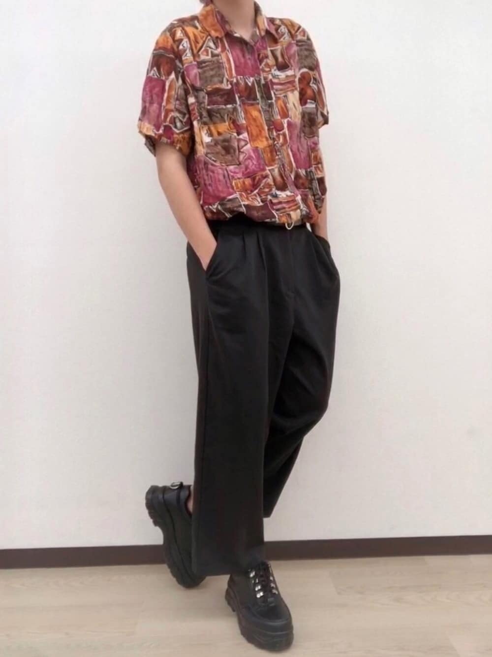 ブラック系のその他パンツ、ブラック系のスニーカー、その他のシャツ/ブラウスを着用したメンズの春コーディネートの1枚目の写真
