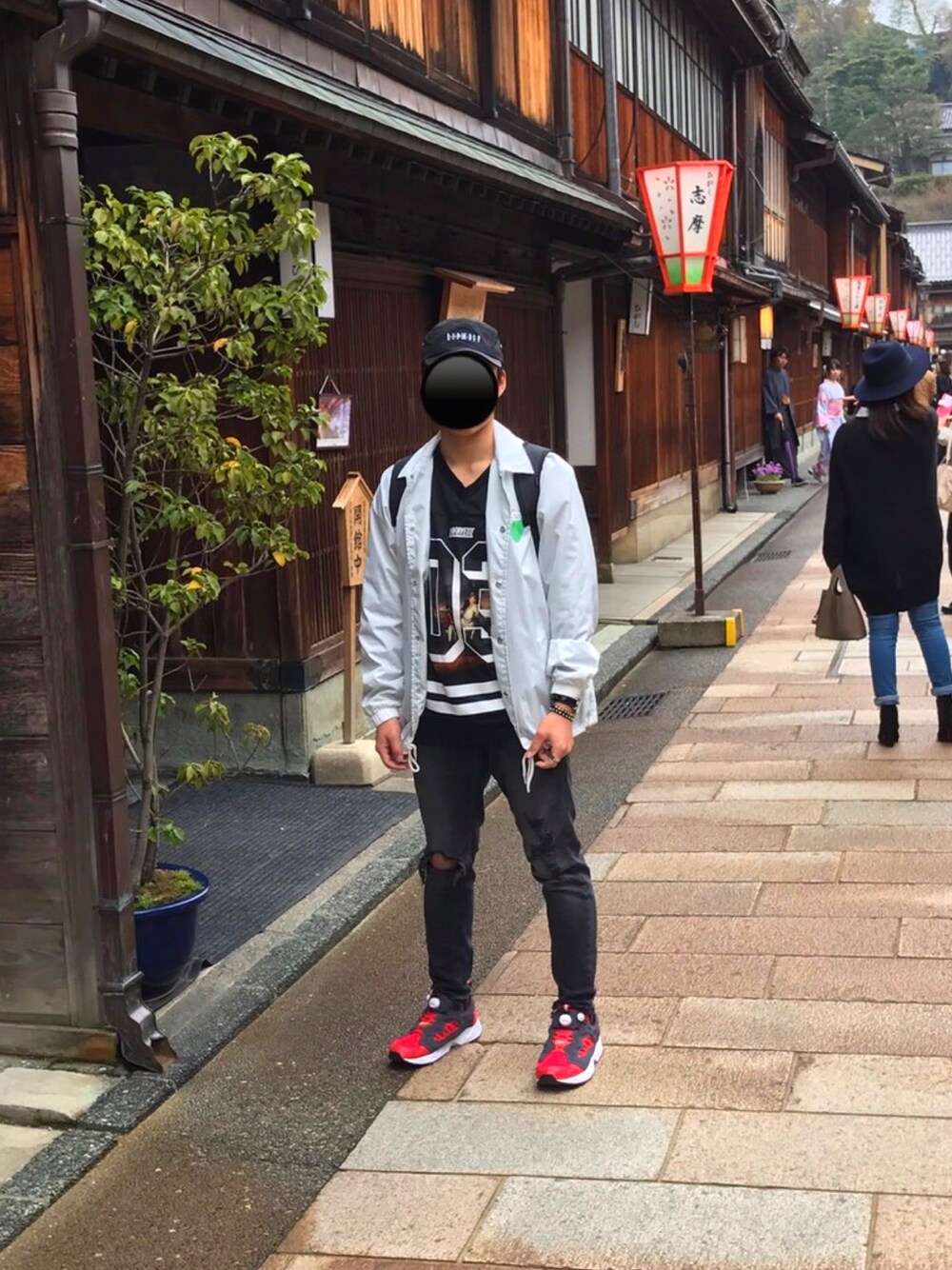 「ストリート、ripndip、ダメージジーンズ」｜「Lafayetteのアイテム（Tシャツ/カットソー、ブラック系）」を使った、イエキさん（メンズ・168cm）の春コーディネートの1枚目の写真