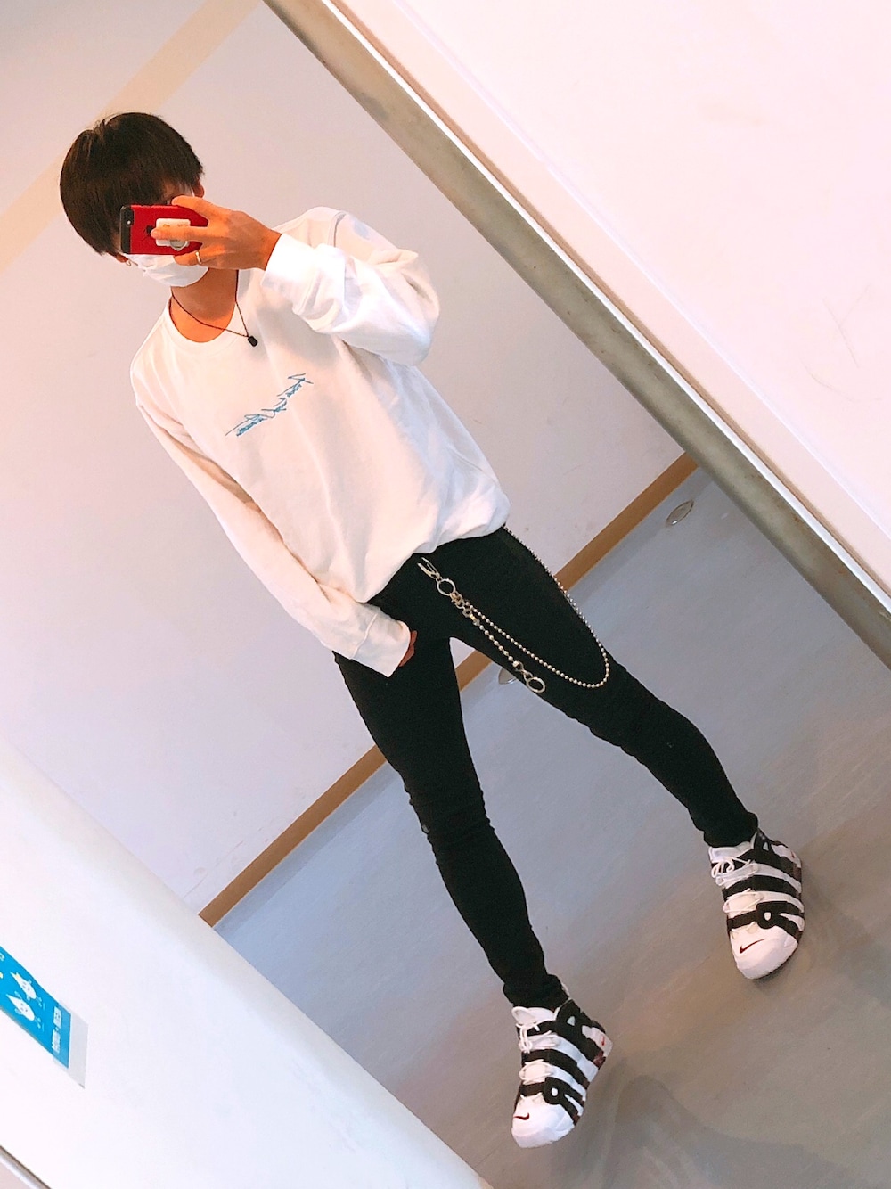 「秋のコーデ、きれいめカジュアル、韓国ファッション、モアテン、モアテン男子、スニーカーコーデ、スニーカー男子、モノトーンコーデ、NIKE、フォローミー」｜「EMPORIO ARMANIのアイテム（ネックレス、ブラック系）」を使った、りょーちんさん（メンズ・173cm）の秋コーディネートの1枚目の写真