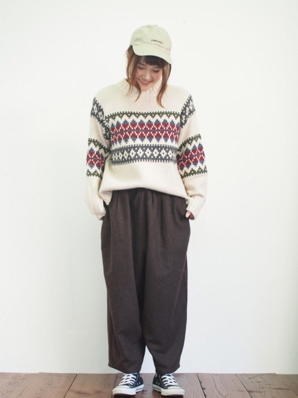 ホワイト系のニット/セーター、ブラウン系のその他パンツを着用したレディースの秋コーディネートの1枚目の写真