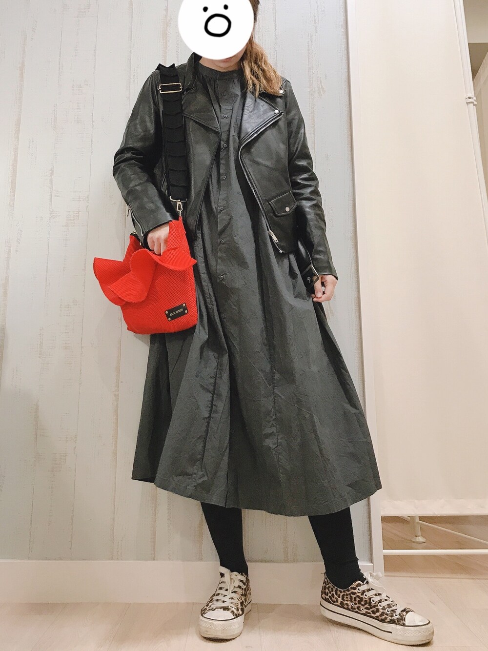 「秋冬コーデ、オトナ女子、モード、モノトーン、プチプラ、プチプラコーデ、ロングワンピース、ママコーデ」｜「SENSE OF PLACE by URBAN RESEARCHのアイテム（ライダースジャケット、ブラック系）」を使った、aminekokoさん（レディース・160cm）の秋コーディネートの1枚目の写真