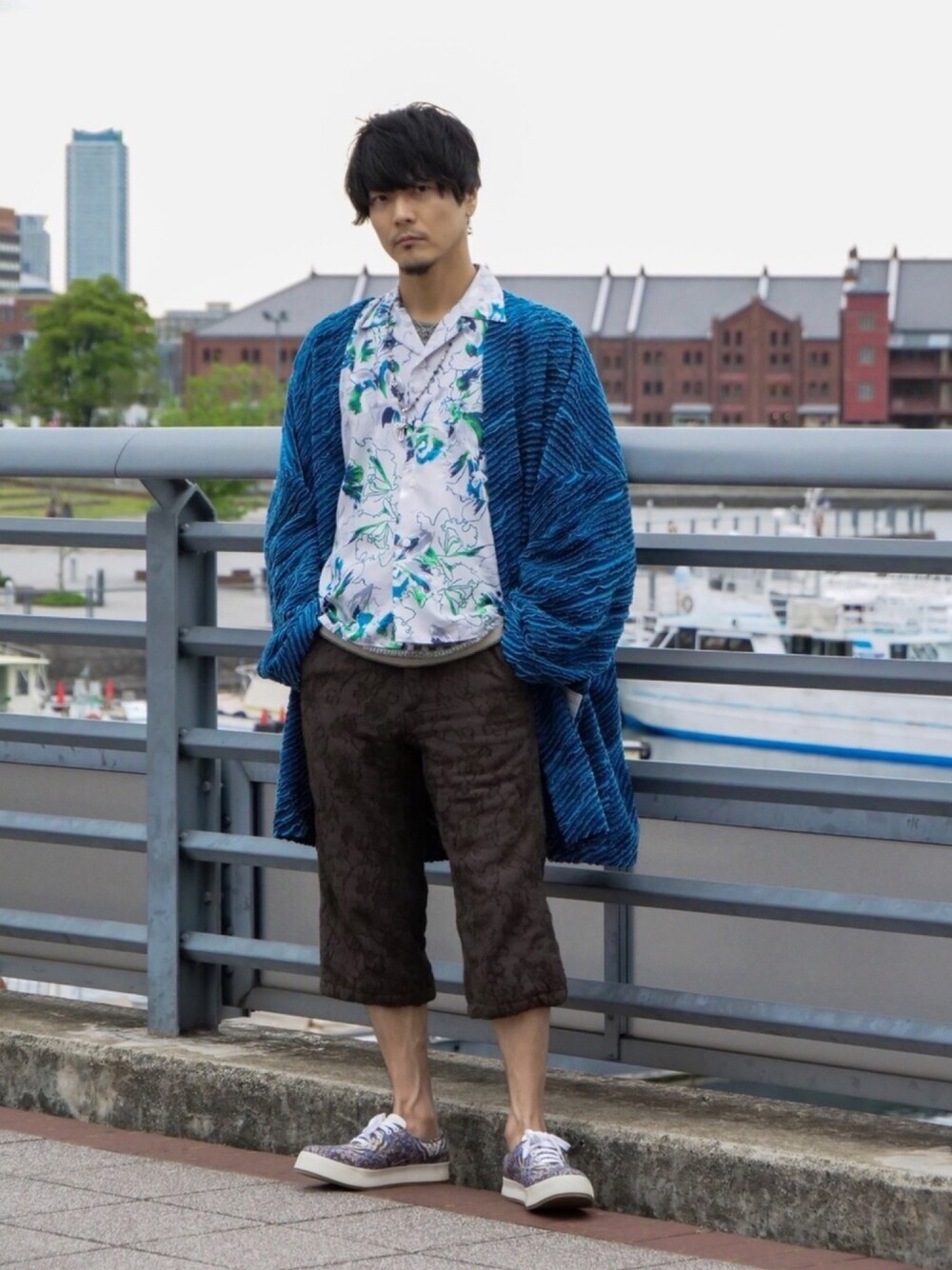 グレー系のシャツ/ブラウス、ブラウン系のパンツ、ブルー系のスニーカーを着用したメンズの春コーディネートの1枚目の写真