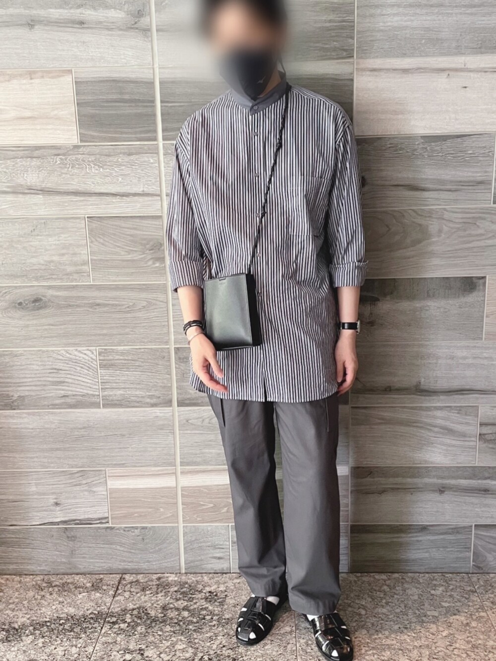 その他のシャツ/ブラウス、グレー系のパンツ、ブラック系のショルダーバッグを着用したメンズの夏コーディネートの1枚目の写真