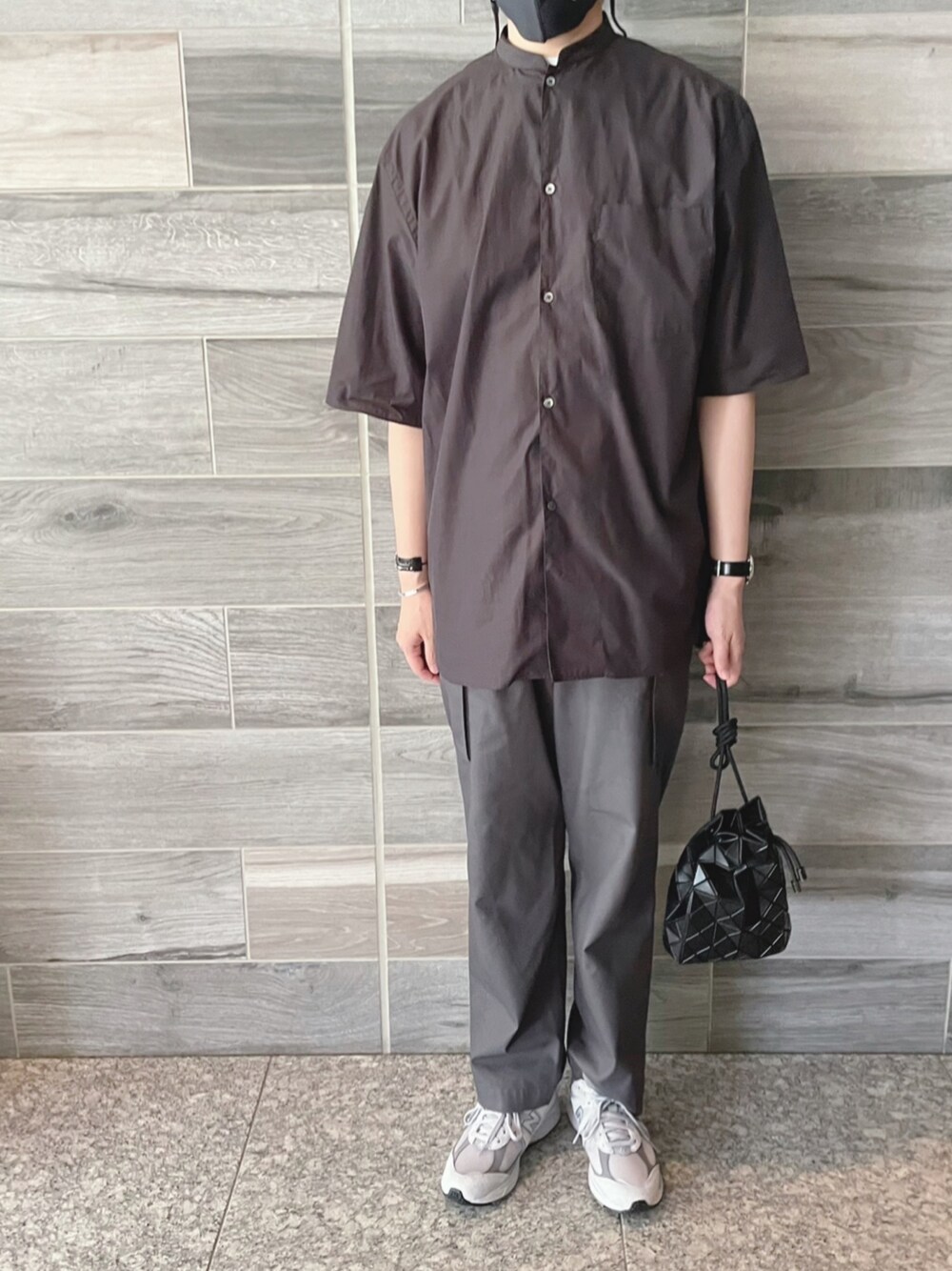 グレー系のシャツ/ブラウス、グレー系のパンツ、グレー系のスニーカーを着用したメンズの夏コーディネートの1枚目の写真