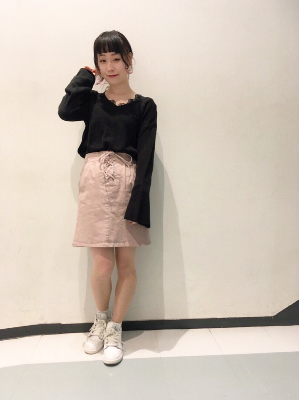 「ベルスリーブ、Vネック、スニーカー、レースアップ、タイトスカート」｜「one after another NICE CLAUPのレースアップコクーンスカート（スカート、ピンク系）」を使った、sayakayoshiさん（レディース・153cm）の冬コーディネートの1枚目の写真