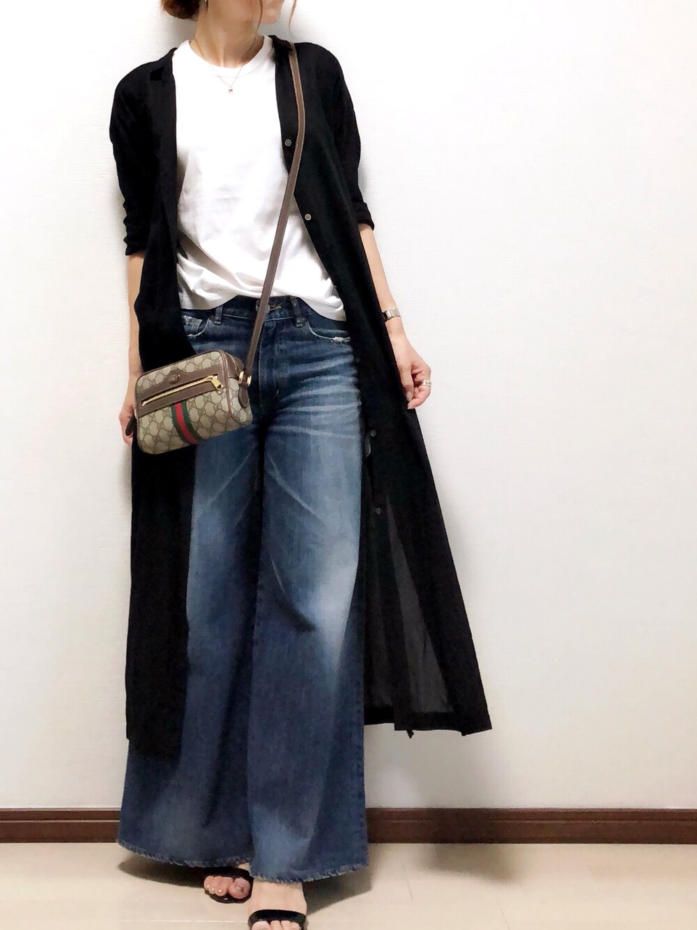 「ワイドデニム、ロングシャツ、シャツワンピース、ロングシャツワンピ、シンプルコーデ、サンダル、肌寒い、羽織り」｜「green label relaxingのFM コットンボイル シャツディガン ワンピース（シャツワンピース、ブラック系）」を使った、nao3さん（レディース・154cm）の夏コーディネートの1枚目の写真