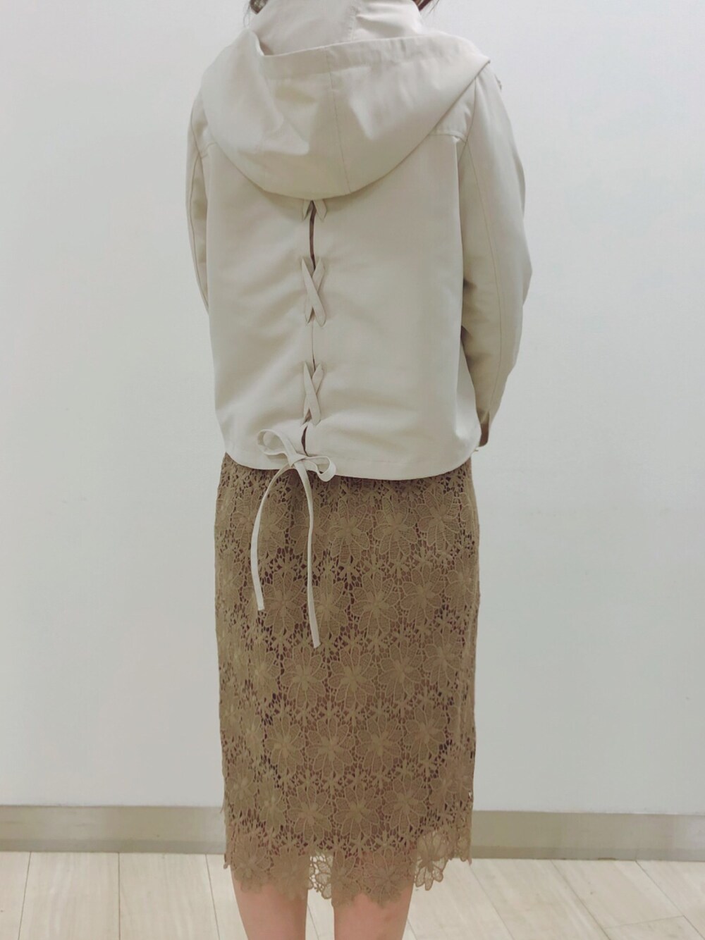 「toccocloset、tocco、トッコクローゼット、マウンテンパーカー、カジュアル、プチプラコーデ、ベージュ、きれいめカジュアル、秋冬、パーカー」｜「tocco closetの【ZOZO先行販売】後ろレースアップデザインマウンテンパーカー（マウンテンパーカー、ベージュ系）」を使った、toccocloset_STAFFさん（レディース・161cm）の秋コーディネートの1枚目の写真