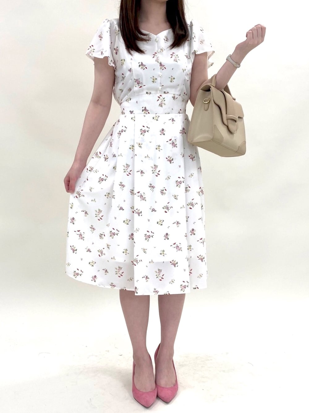 「tocco、toccocloset、トッコクローゼット、ワンピース、プチプラコーデ、プチプラ、フルーツ柄、ストロベリー、ホワイト、デートコーデ」｜「tocco closetのパール付きストロベリー×フラワープリントワンピース（ワンピース、ホワイト系）」を使った、toccocloset_STAFFさん（レディース・153cm）の夏コーディネートの1枚目の写真