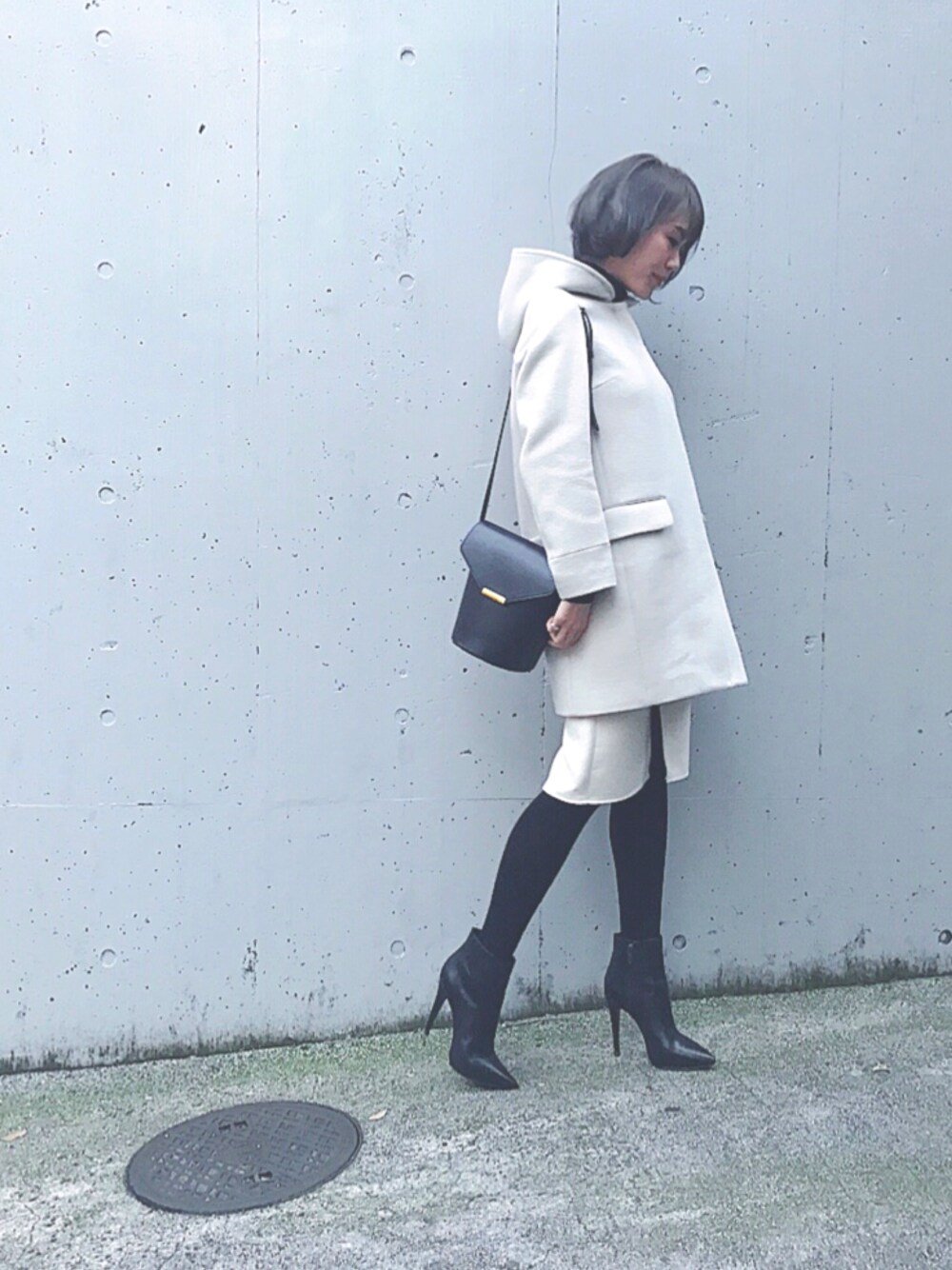 「モノトーンコーデ、outfit、スカートスタイル、ピンヒールブーツ」｜「VIOLAd'OROの【VIOLA d'ORO】BONITO ショルダー/ラウンドポシェット（ショルダーバッグ、ブラック系）」を使った、fuyukiさん（レディース・165cm）の冬コーディネートの1枚目の写真