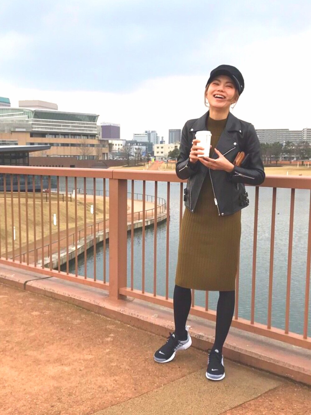 「スタバ、スターバックス、散歩、公園、富山、環水公園、旅行、ライダース、ワンピース、カーキ」｜「ADAM ET ROPE'のアイテム（ワンピース、グリーン系）」を使った、fuyukiさん（レディース・165cm）の春コーディネートの1枚目の写真