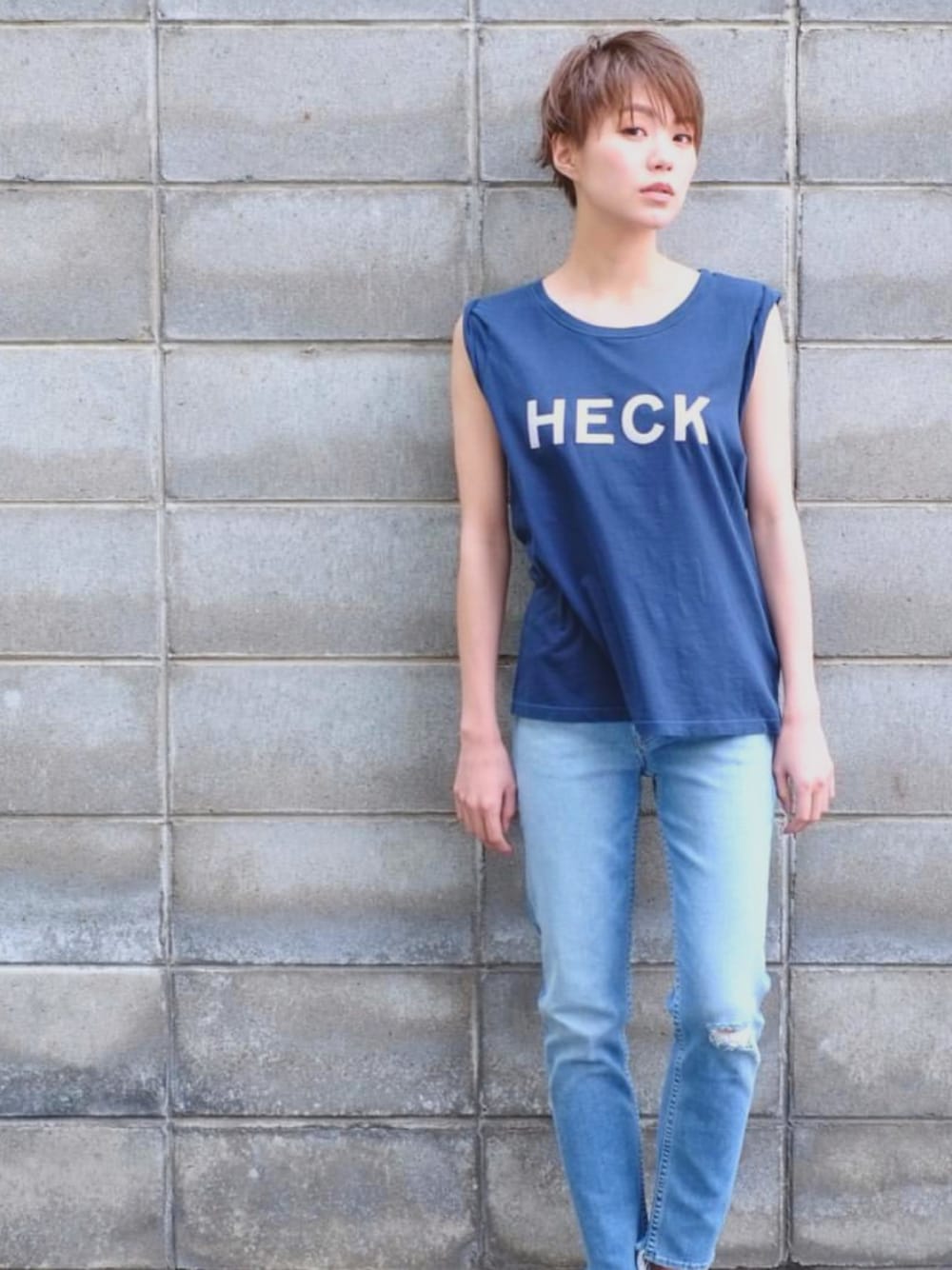 「mother、ノースリーブ、カジュアル、ショートカット、ショートヘア、夏、summer」｜「motherのアイテム（Tシャツ/カットソー、ブルー系）」を使った、fuyukiさん（レディース・165cm）の春コーディネートの1枚目の写真