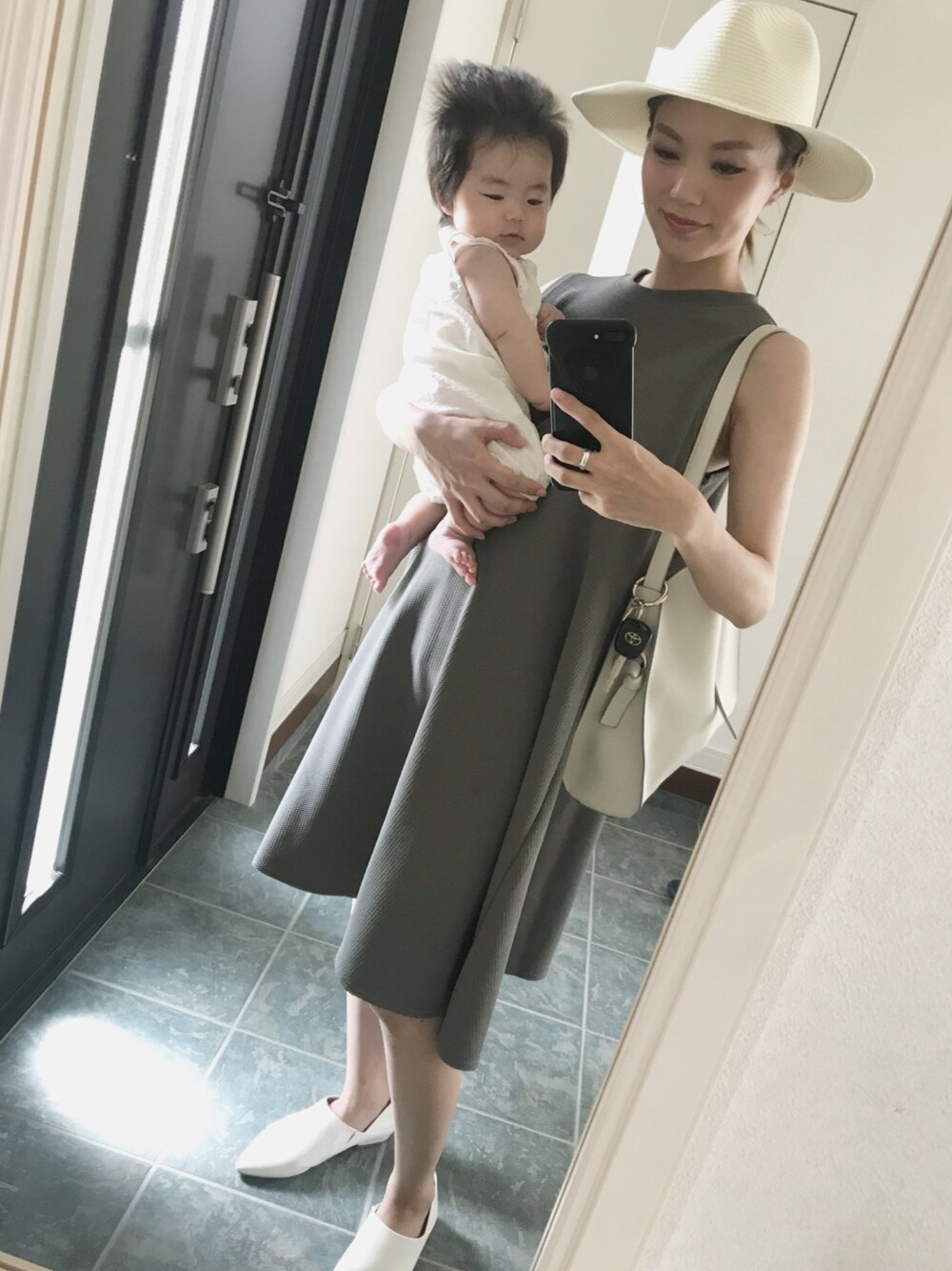 「母娘、Aラインワンピース、ハットコーデ、ハット、シンプルコーデ、outfit、プチプラコーデ、楽天」｜「GUのアイテム（その他シューズ、ホワイト系）」を使った、fuyukiさん（レディース・165cm）の秋コーディネートの1枚目の写真