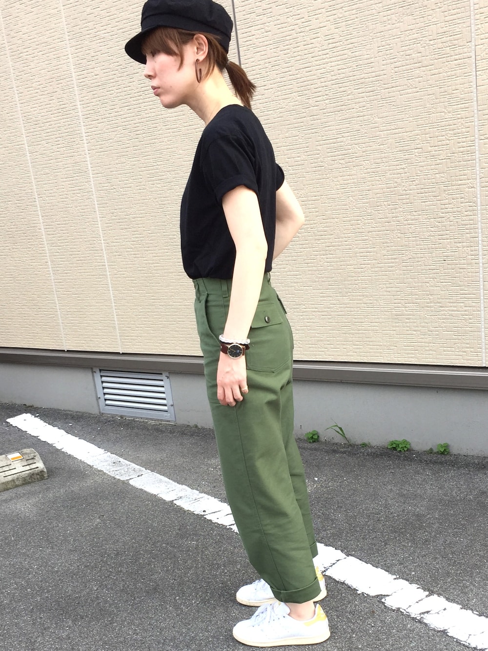 「シンプル、オトナカジュアル、パックT、ベイカーパンツ、スタンスミス」｜「SHIPSのHanes×SHIPS AUTHENTIC PRODUCTS(ヘインズ×シップス・オーセンティック・プロダクツ): "コンビ" 2パック/Tシャツ Japan Fit■（Tシャツ/カットソー、ホワイト系）」を使った、u.さん（レディース・158cm）の夏コーディネートの1枚目の写真