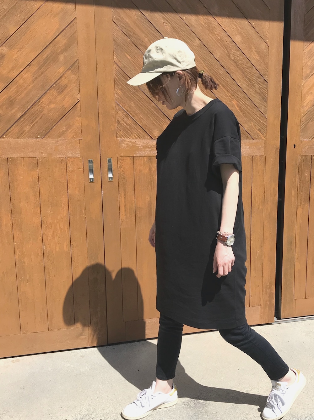 「カジュアルコーデ、シンプルコーデ、ラクチンコーデ、ブラック好き、モノトーン」｜「UNIQLOのクルーネックTワンピース（半袖）（ワンピース、ブラック系）」を使った、u.さん（レディース・158cm）の夏コーディネートの1枚目の写真