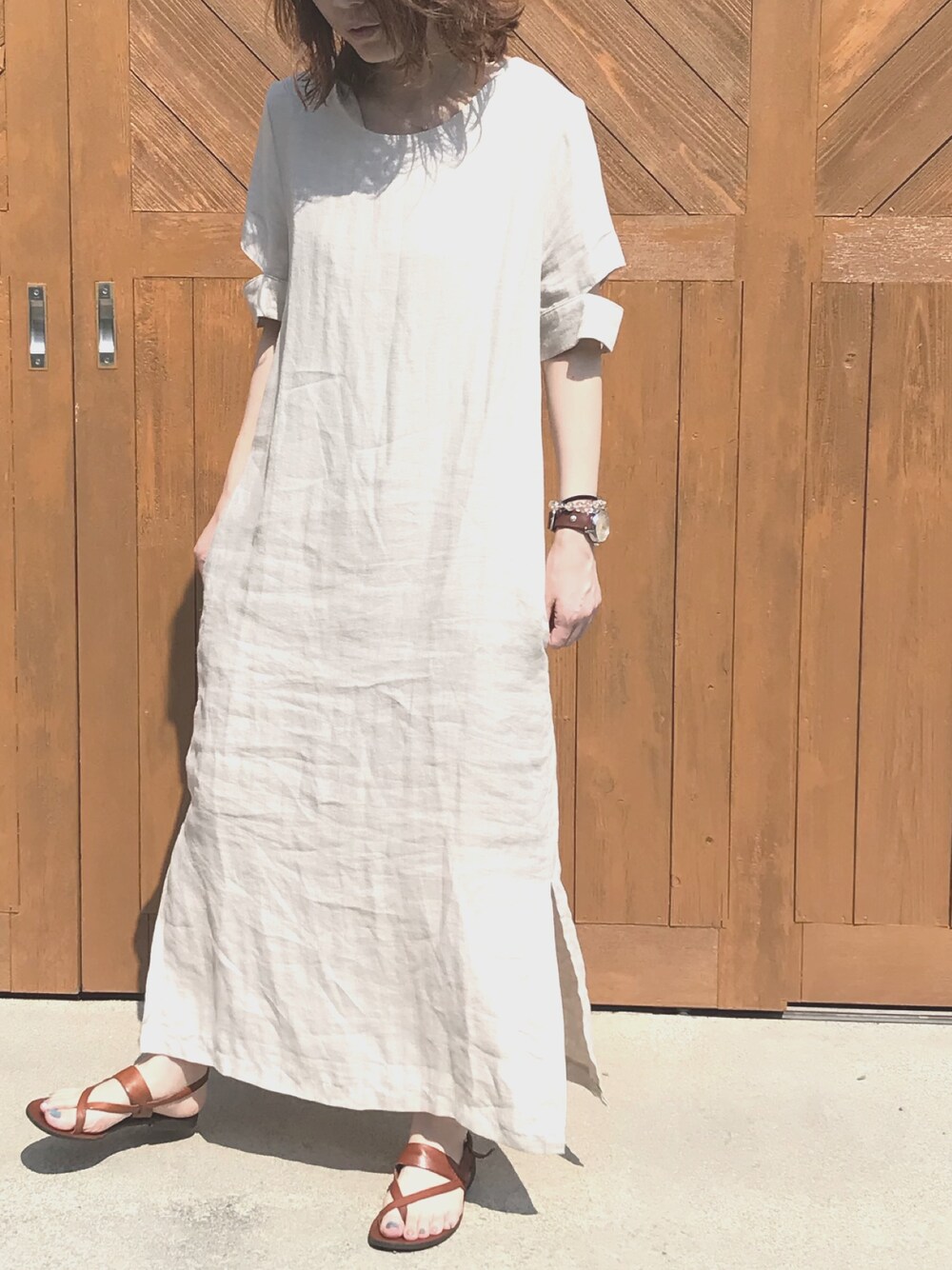 「リネン、シンプル、ワンピース、夏、オトナ女子、楽チンコーデ」｜「IL BISONTEのIL BISONTE/イルビゾンテ バックストラップサンダル（サンダル、ブラウン系）」を使った、u.さん（レディース・158cm）の夏コーディネートの1枚目の写真