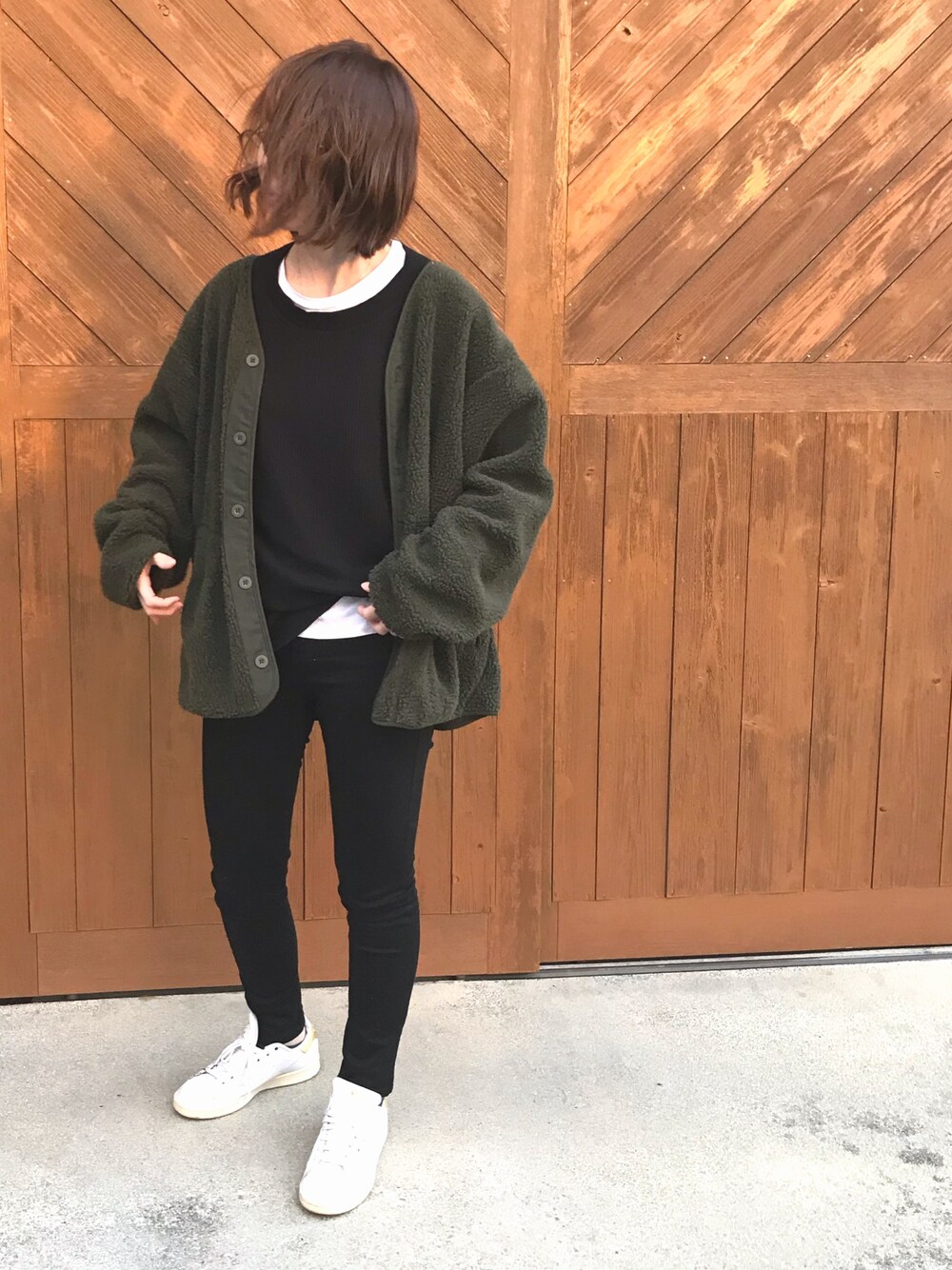 「秋のコーデ、大人カジュアル、スニーカーコーデ、プチプラコーデ、ママファッション、シンプル、ユニクロ、GU、adidas」｜「UNIQLOのワッフルクルーネックT（7分袖）（Tシャツ/カットソー、ブラック系）」を使った、u.さん（レディース・158cm）の秋コーディネートの1枚目の写真