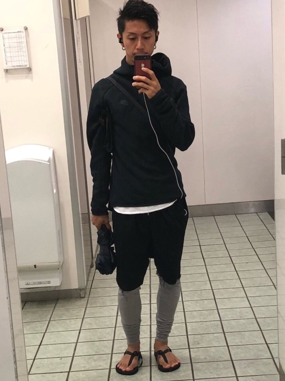 ブラック系のパーカー、ブラック系のその他パンツ、ブラック系のサンダルを着用したメンズの秋コーディネートの1枚目の写真