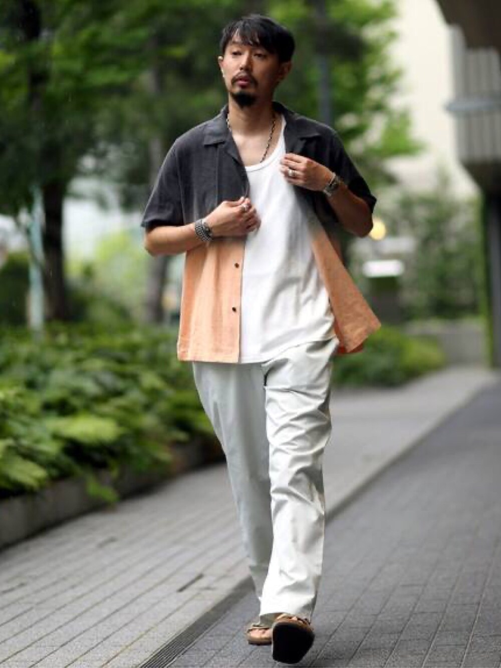 ブラック系のシャツ/ブラウス、グレー系のその他パンツ、ホワイト系のTシャツ/カットソーを着用したメンズの夏コーディネートの1枚目の写真