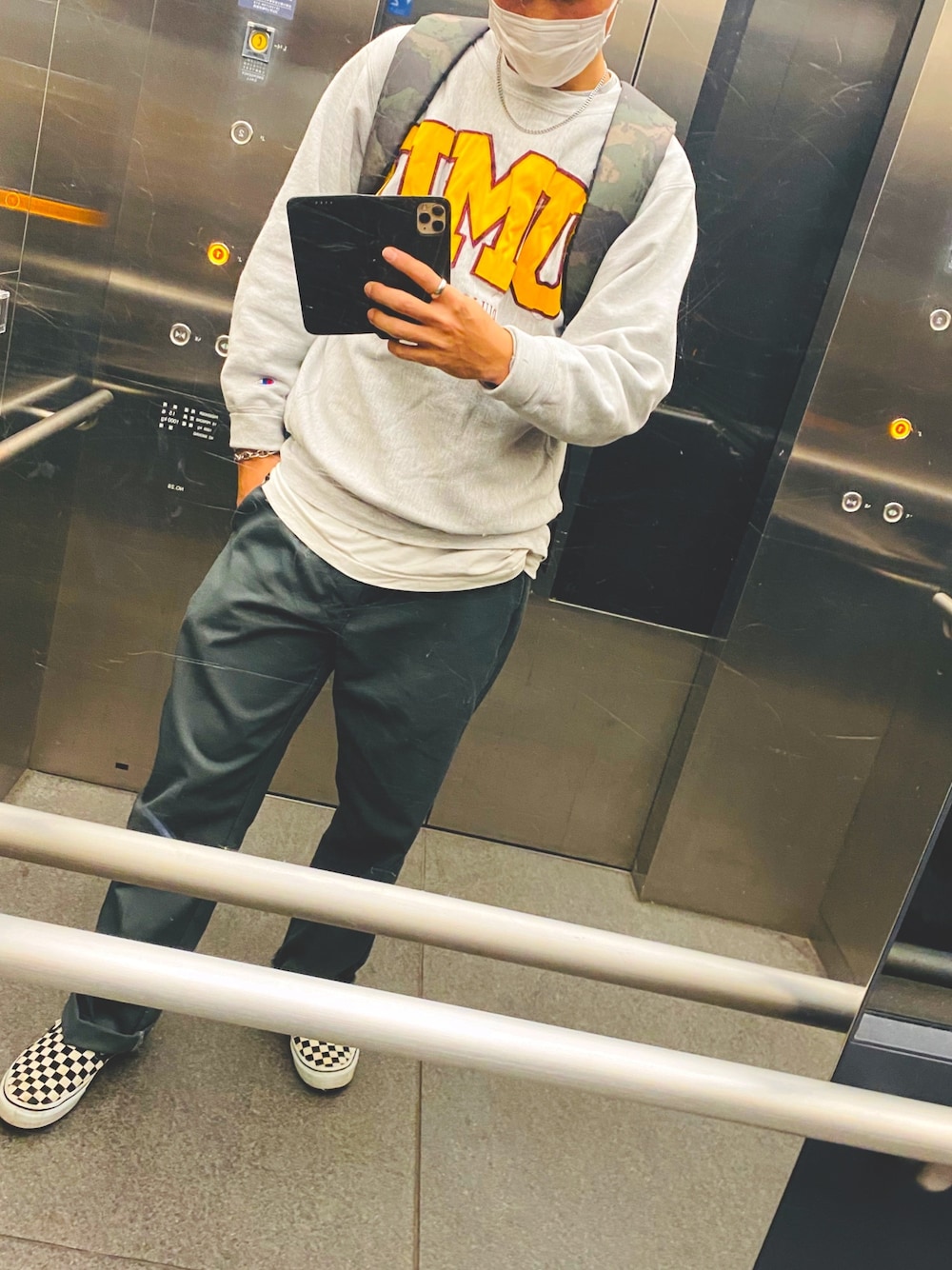 「VINTAGE、Dickies、VOLCOM、Champion、iphone11pro」｜「Dickiesのアイテム（その他パンツ、ブラック系）」を使った、ゆーやさん（メンズ・170cm）の冬コーディネートの1枚目の写真