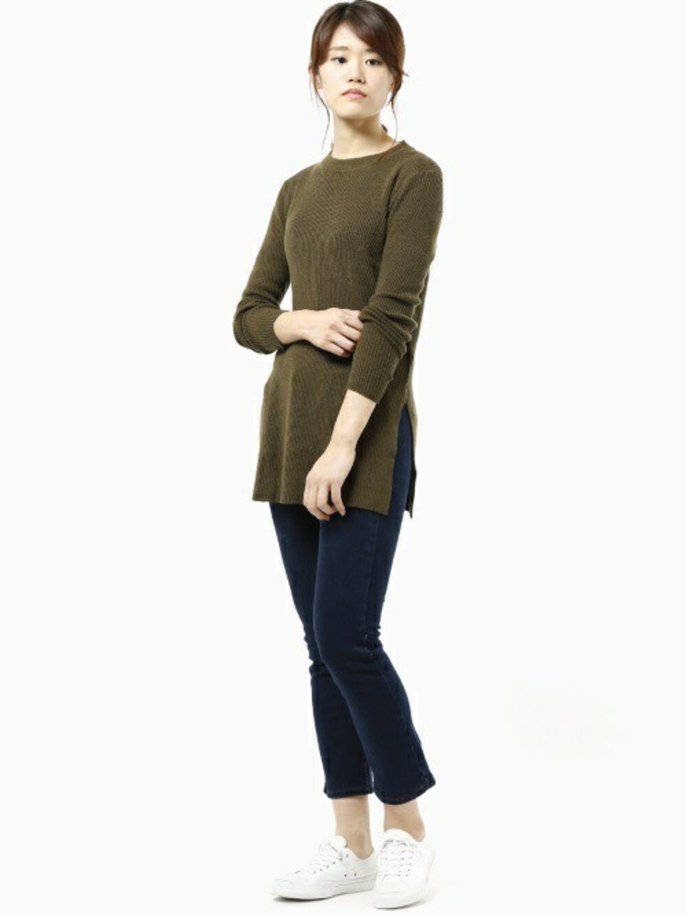 「ニット、デニム、ジーンズ、holiday、セール、SALE、auntie rosa holiday」｜「Auntie Rosa Holidayの【Holiday】スリットニットプルオーバー（ニット/セーター、グリーン系）」を使った、MIKI MORIさん（レディース・173cm）の冬コーディネートの1枚目の写真