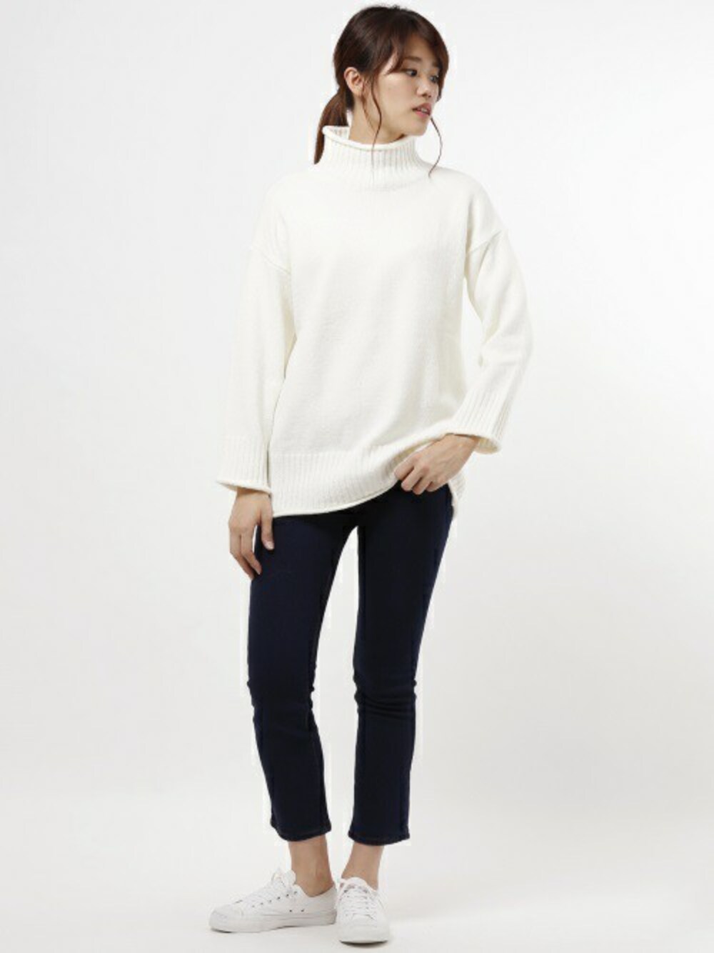 「デニム、ジーンズ、ニットワンピース、holiday、タートルネックニット、春コーデ、カジュアルコーデ、auntie rosa holiday」｜「Auntie Rosa Holidayの【Holiday】ストレッチブ―クレニットワンピース（ワンピース、ホワイト系）」を使った、MIKI MORIさん（レディース・173cm）の冬コーディネートの1枚目の写真