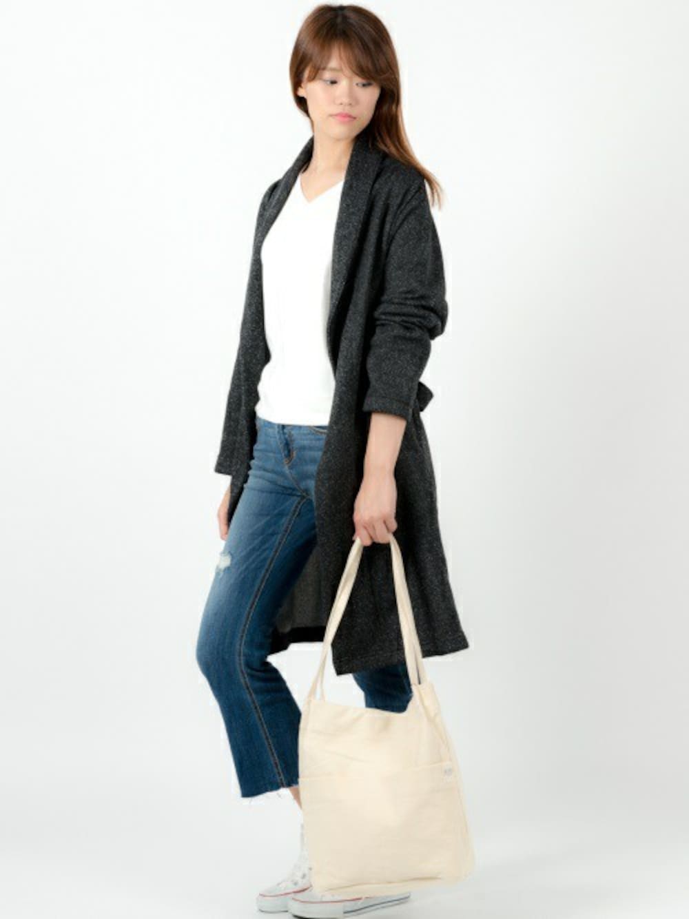 「デニム、トートバッグ、ジーンズ、ガウン、デニムパンツ、holiday、ガウンコート、auntie rosa holiday」｜「Auntie Rosa Holidayの【Holiday】裏起毛ロングガウン（その他アウター、ブラック系）」を使った、MIKI MORIさん（レディース・173cm）の冬コーディネートの1枚目の写真