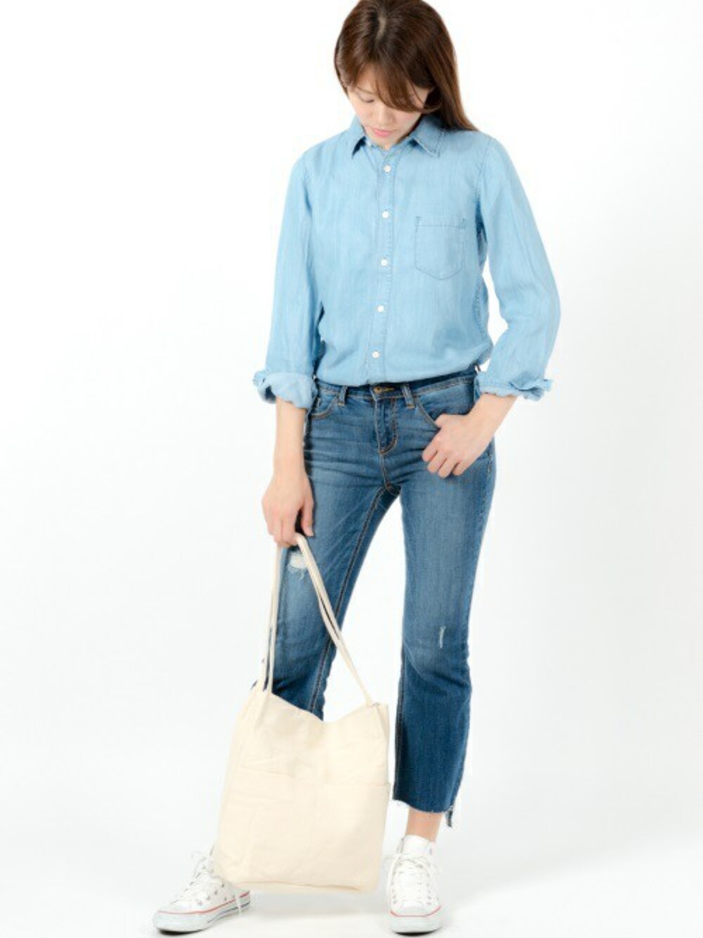 「デニム、トートバッグ、ジーンズ、刺繍、holiday、春コーデ、カジュアルコーデ、テンセルデニム、テンセル、auntie rosa holiday」｜「Auntie Rosa Holidayの【Holiday】テンセル刺繍シャツ（シャツ/ブラウス、ブルー系）」を使った、MIKI MORIさん（レディース・173cm）の冬コーディネートの1枚目の写真