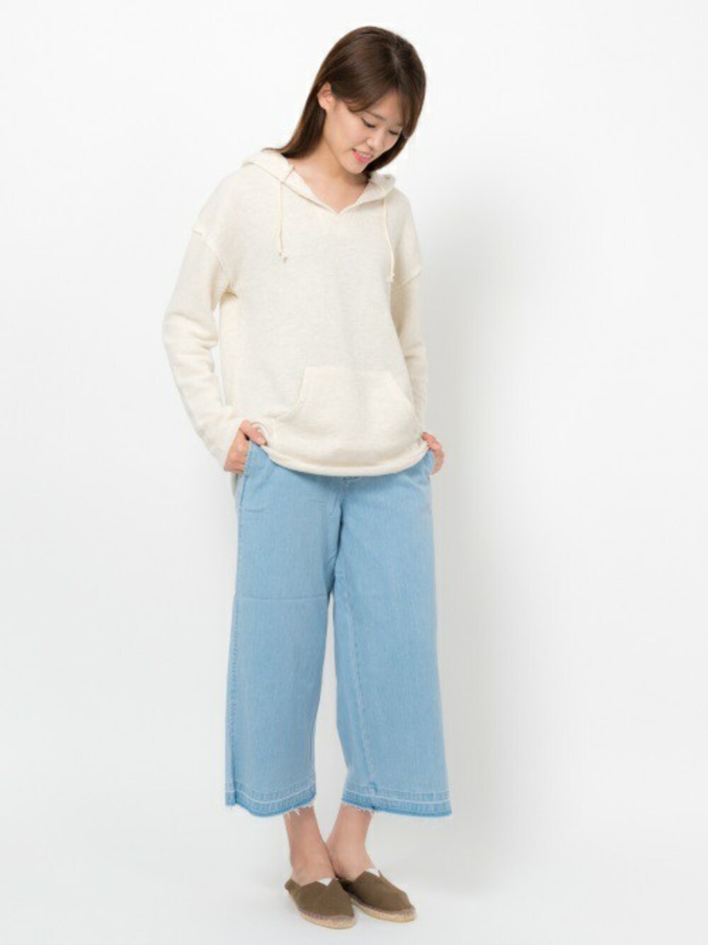 「デニム、ジーンズ、パーカー、ワイドパンツ、holiday、ガウチョパンツ、切り替えスウェット、auntie rosa holiday、2017ss」｜「Auntie Rosa Holidayの【Holiday】切り替えメキシカンパーカー（パーカー、ベージュ系）」を使った、MIKI MORIさん（レディース・173cm）の春コーディネートの1枚目の写真