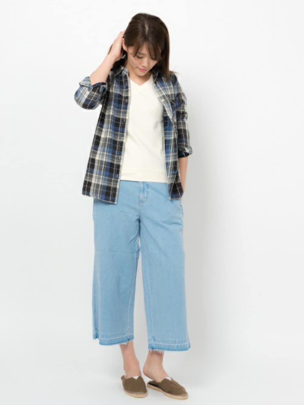 「デニム、カジュアル、チェックシャツ、ネルシャツ、Vネック、holiday、ガウチョパンツ、ワイドデニム、auntie rosa holiday」｜「Auntie Rosa Holidayの【Holiday】ケミカルチェックシャツ（シャツ/ブラウス、ブルー系）」を使った、MIKI MORIさん（レディース・173cm）の春コーディネートの1枚目の写真