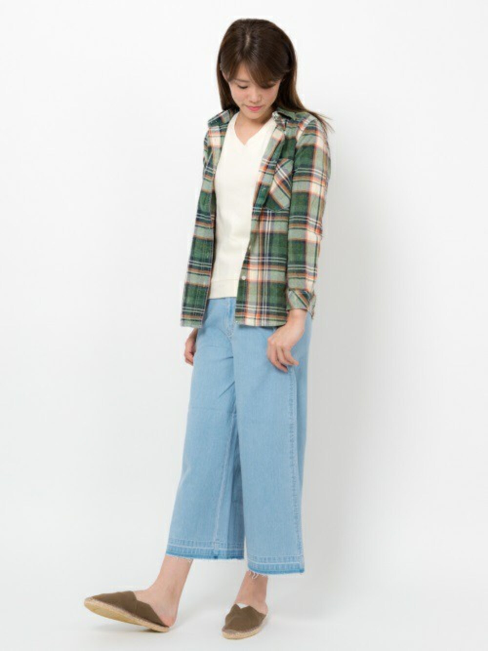 「デニム、カジュアル、チェックシャツ、ネルシャツ、Vネック、ワイドパンツ、holiday、ガウチョパンツ、auntie rosa holiday」｜「Auntie Rosa Holidayの【Holiday】ケミカルチェックシャツ（シャツ/ブラウス、グリーン系）」を使った、MIKI MORIさん（レディース・173cm）の春コーディネートの1枚目の写真