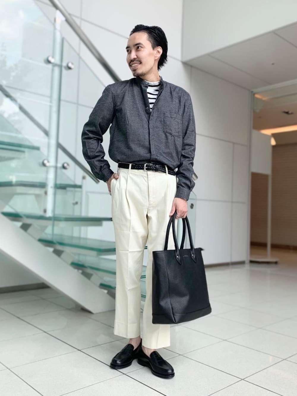 ブラック系のローファー、ホワイト系のその他パンツ、ブラック系のトートバッグを着用したメンズの秋コーディネートの1枚目の写真