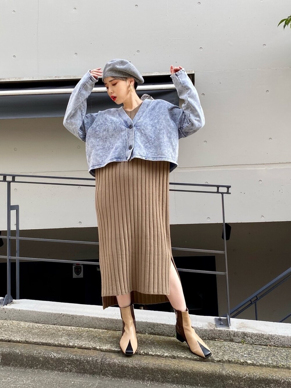 ベージュ系のワンピース、ブルー系のカーディガン/ボレロを着用したレディースの冬コーディネートの1枚目の写真