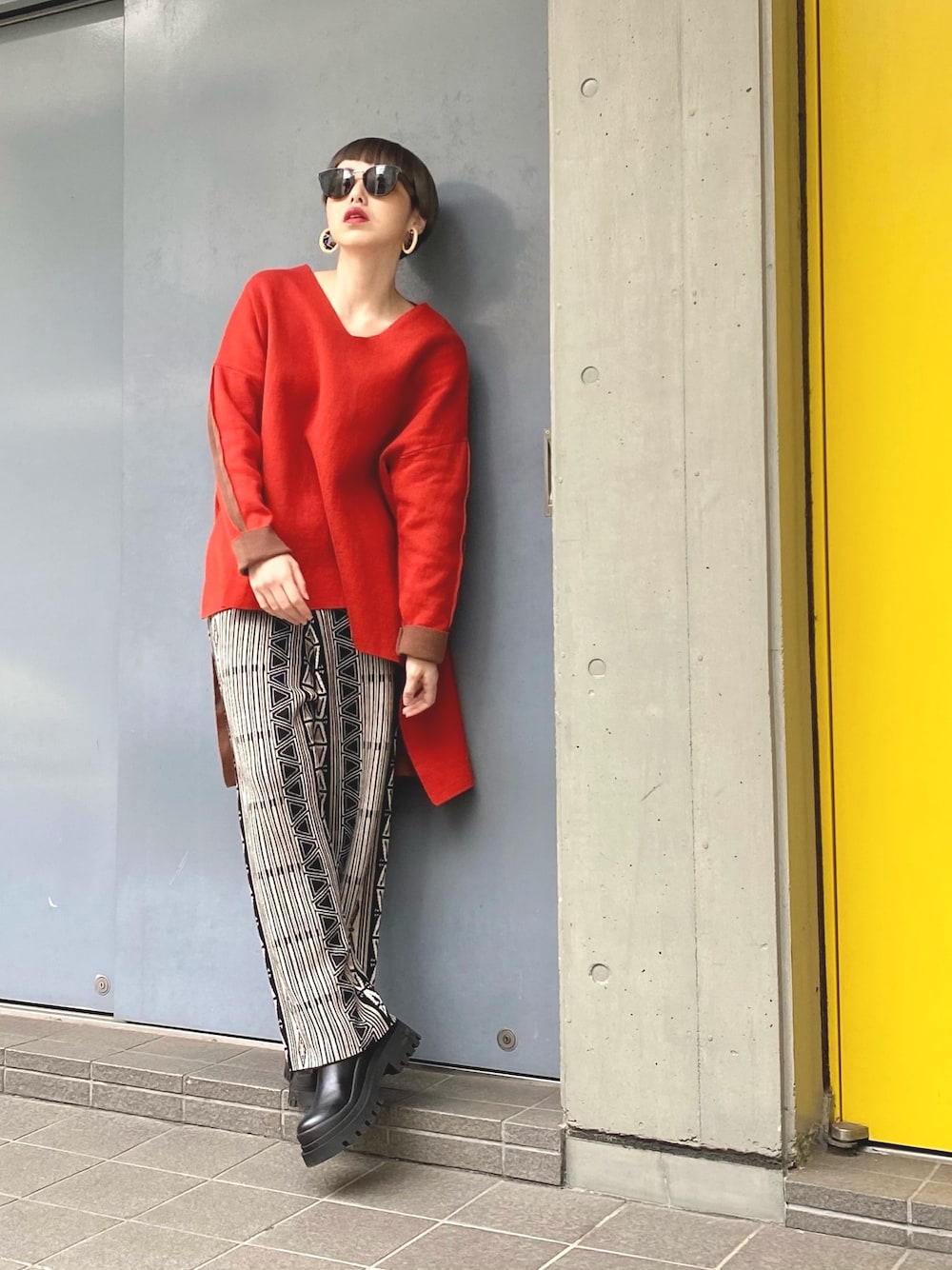 「ストリート、休日スタイル、ニットパンツ」｜「OSMOSISのバックロングニットプルオーバー（ニット/セーター、レッド系）」を使った、OZAWA  さん（レディース・158cm）の冬コーディネートの1枚目の写真